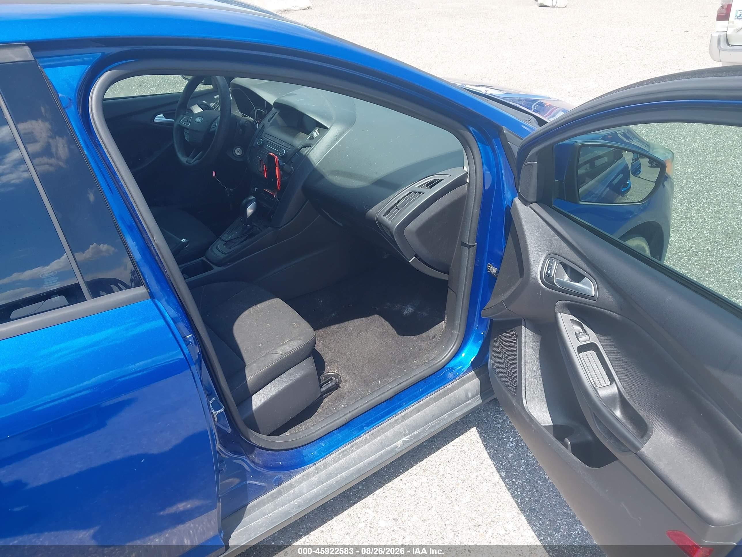 2018 Ford Focus Se Blue vin: 1FADP3K23JL220574