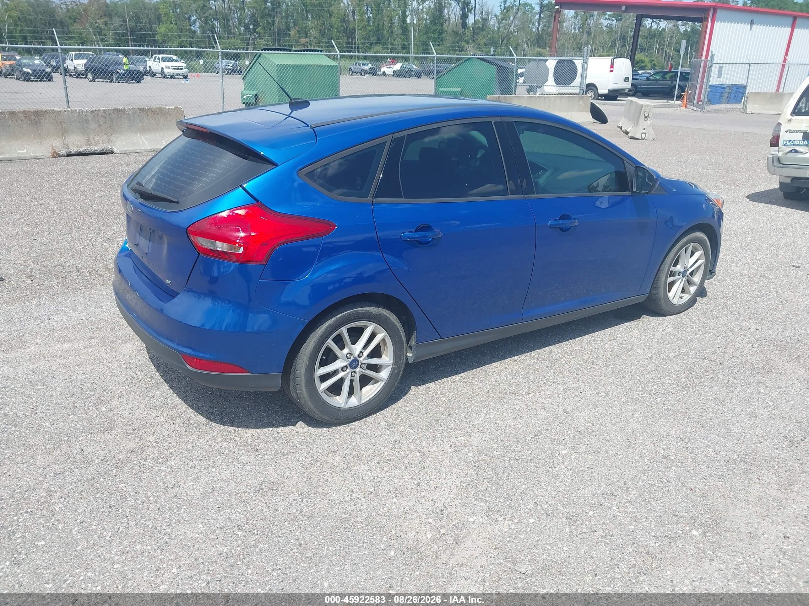 2018 Ford Focus Se Blue vin: 1FADP3K23JL220574