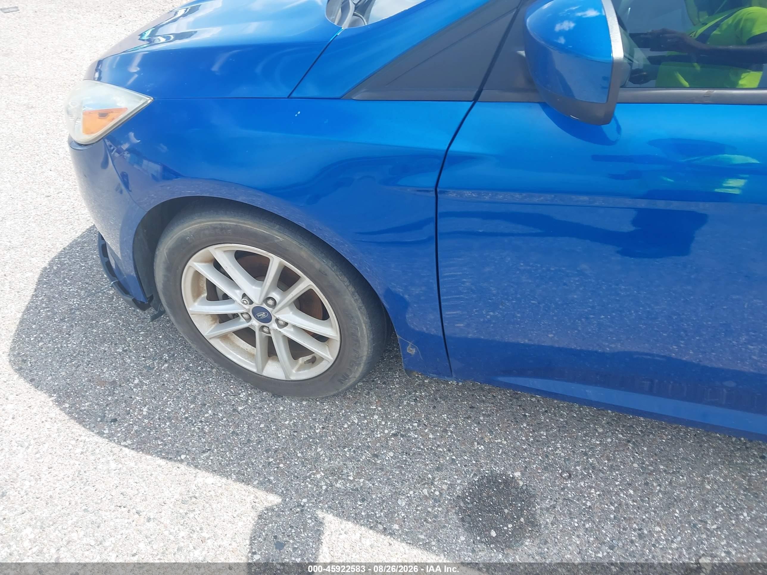 2018 Ford Focus Se Blue vin: 1FADP3K23JL220574