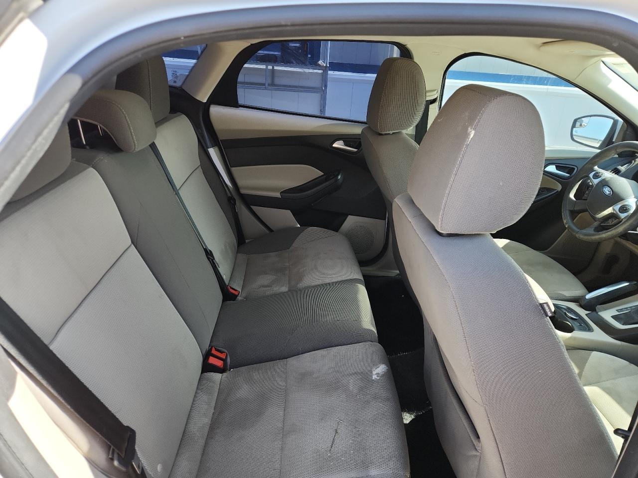 2013 Ford Focus Se Белый vin: 1FADP3K24DL277564 Damage: Left Rear Seat Cushion, Stained, Permanent