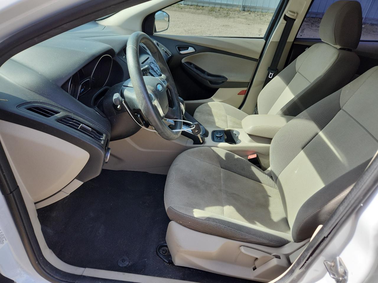 2013 Ford Focus Se Белый vin: 1FADP3K24DL277564 Damage: Left Front Seat Cushion, Stained, Permanent