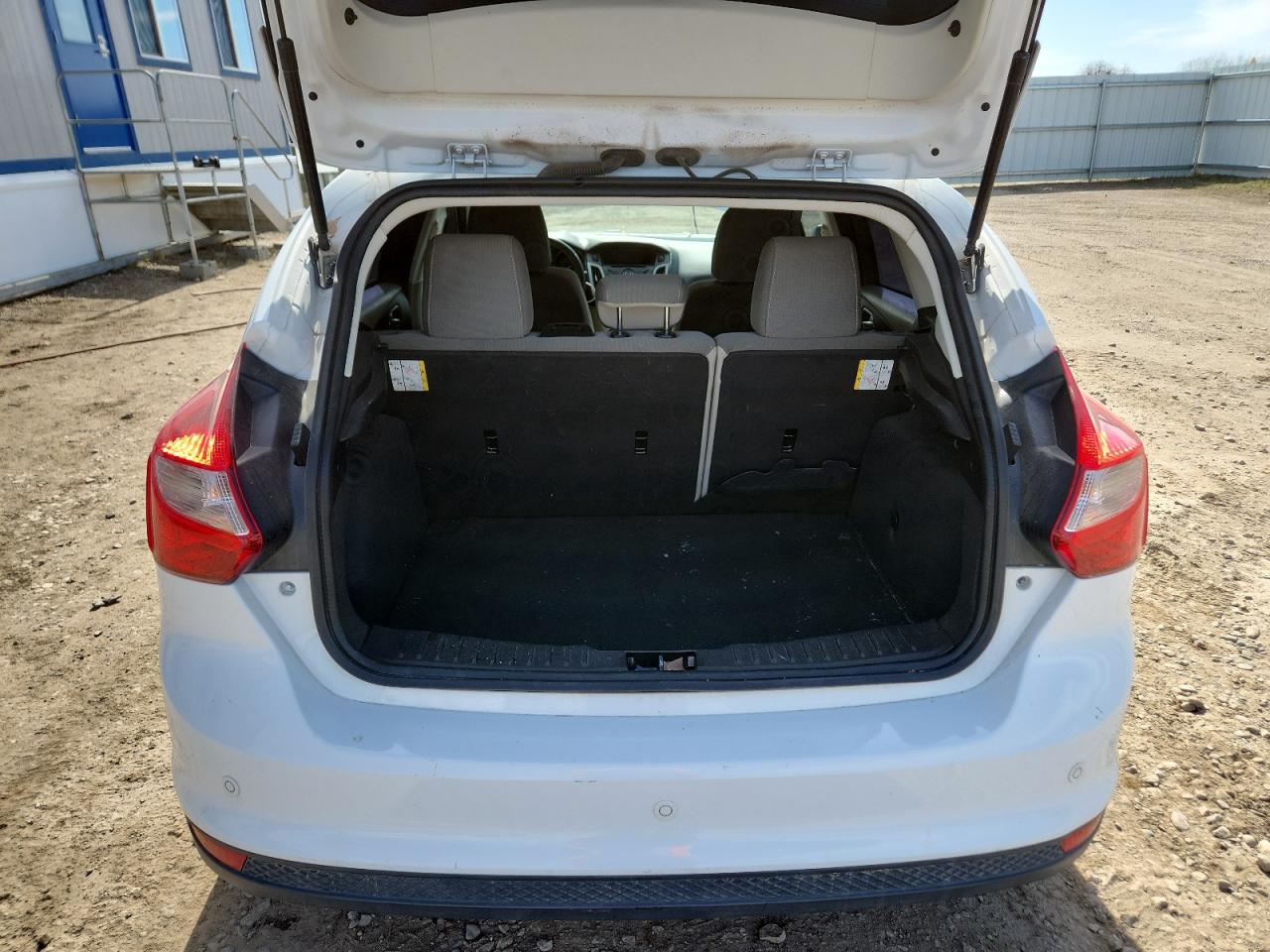 2013 Ford Focus Se Белый vin: 1FADP3K24DL277564 Damage: Rear Bumper, Heavy Scratch, 2 To 3 Inches