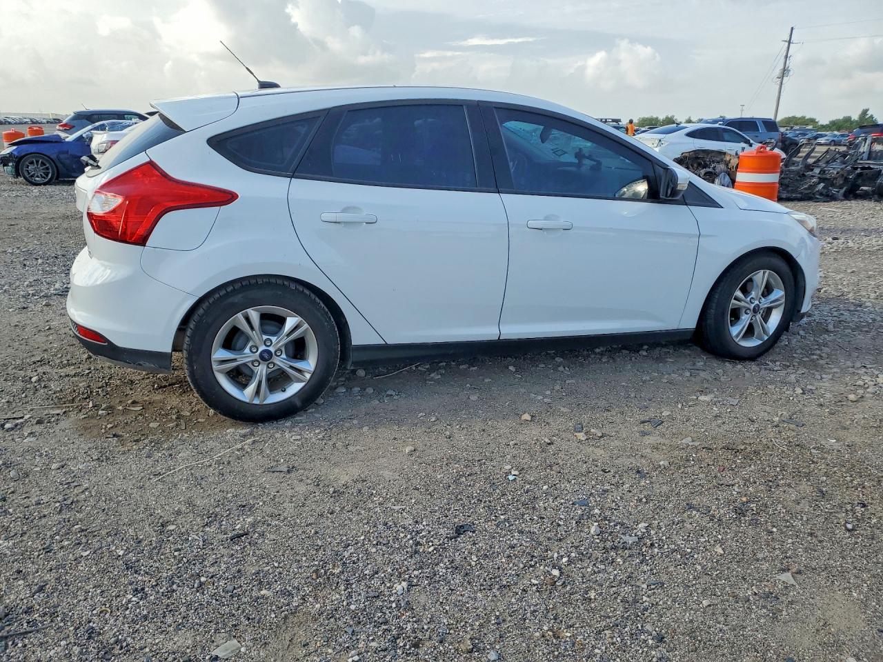 2014 Ford Focus Se White vin: 1FADP3K24EL259096