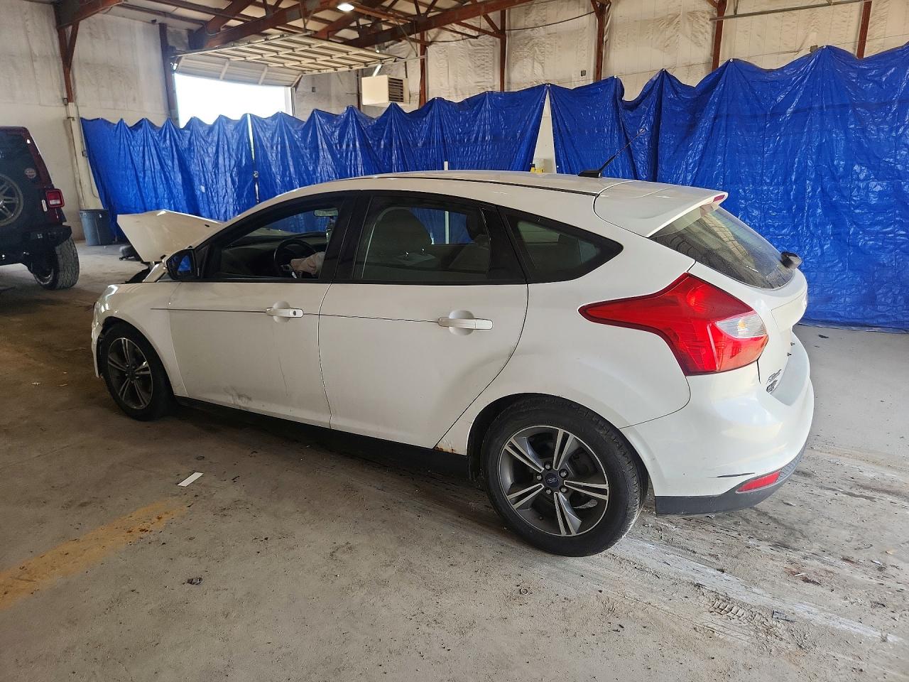 2014 Ford Focus White vin: 1FADP3K24EL286413