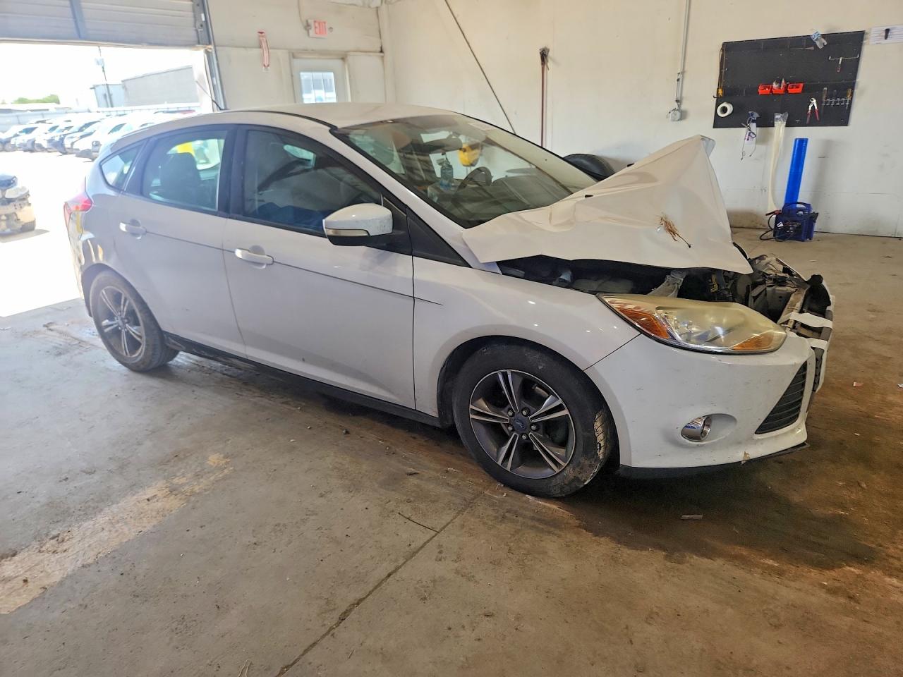 2014 Ford Focus White vin: 1FADP3K24EL286413