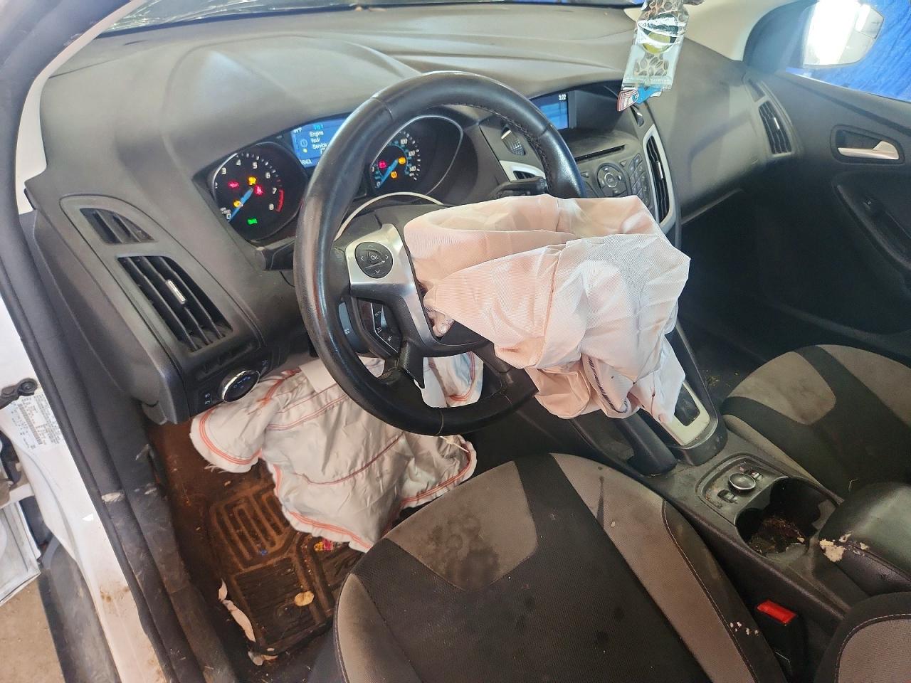 2014 Ford Focus White vin: 1FADP3K24EL286413
