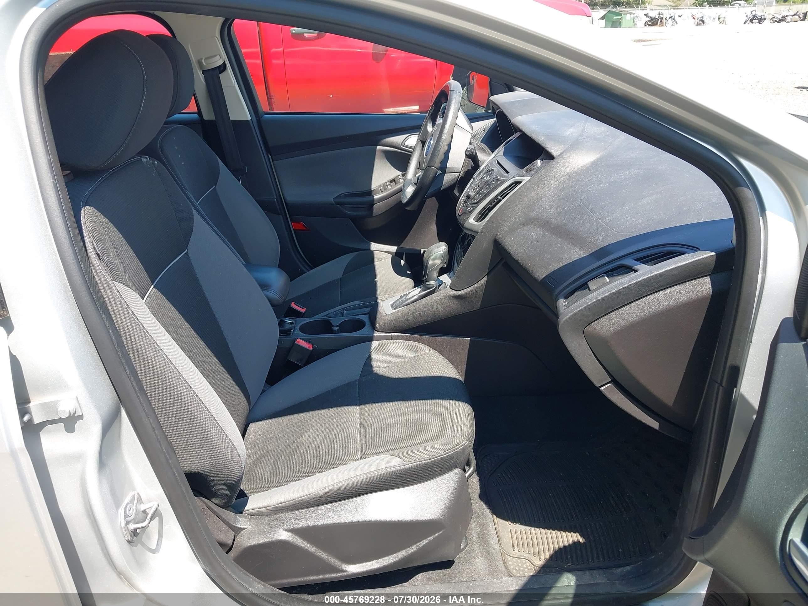 2014 Ford Focus Se Silver vin: 1FADP3K24EL294947