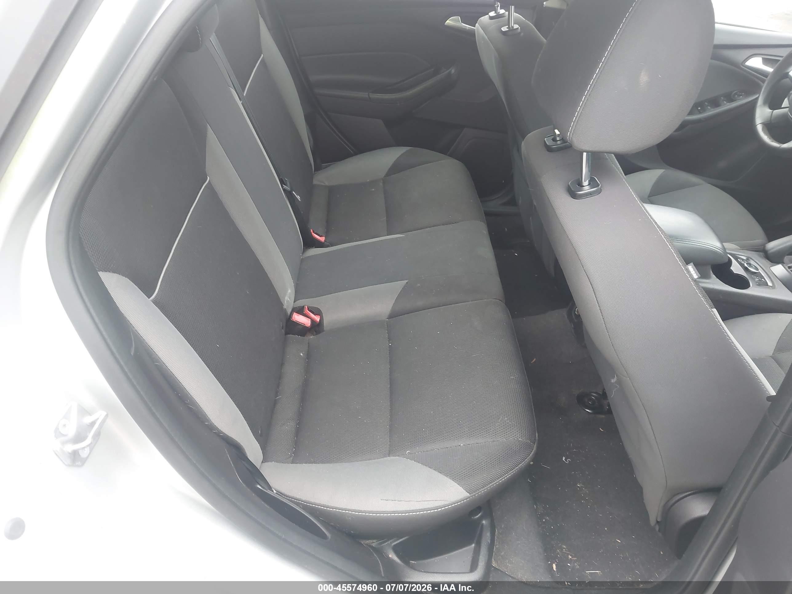 2014 Ford Focus Se Серебряный vin: 1FADP3K24EL304778