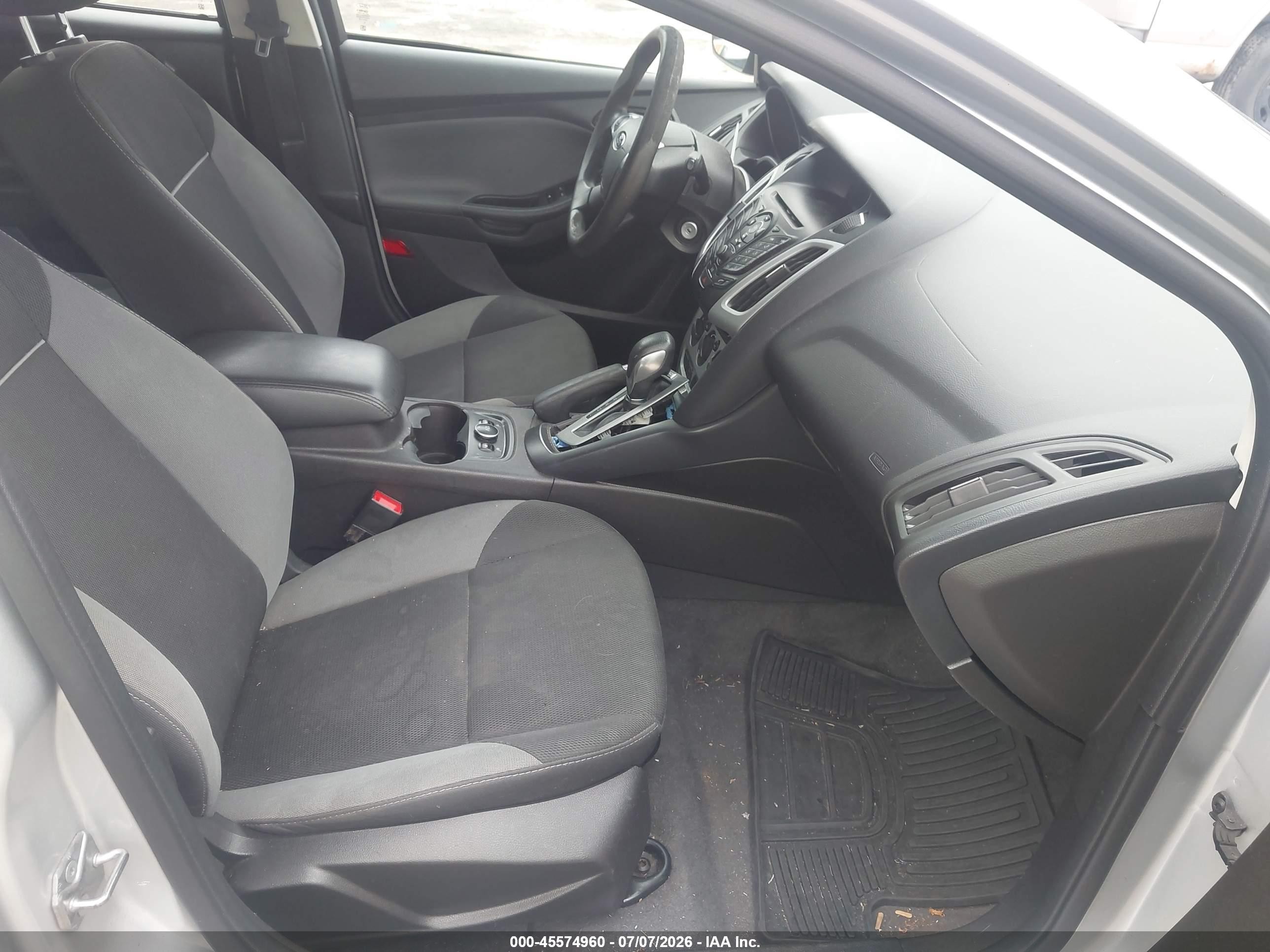 2014 Ford Focus Se Серебряный vin: 1FADP3K24EL304778