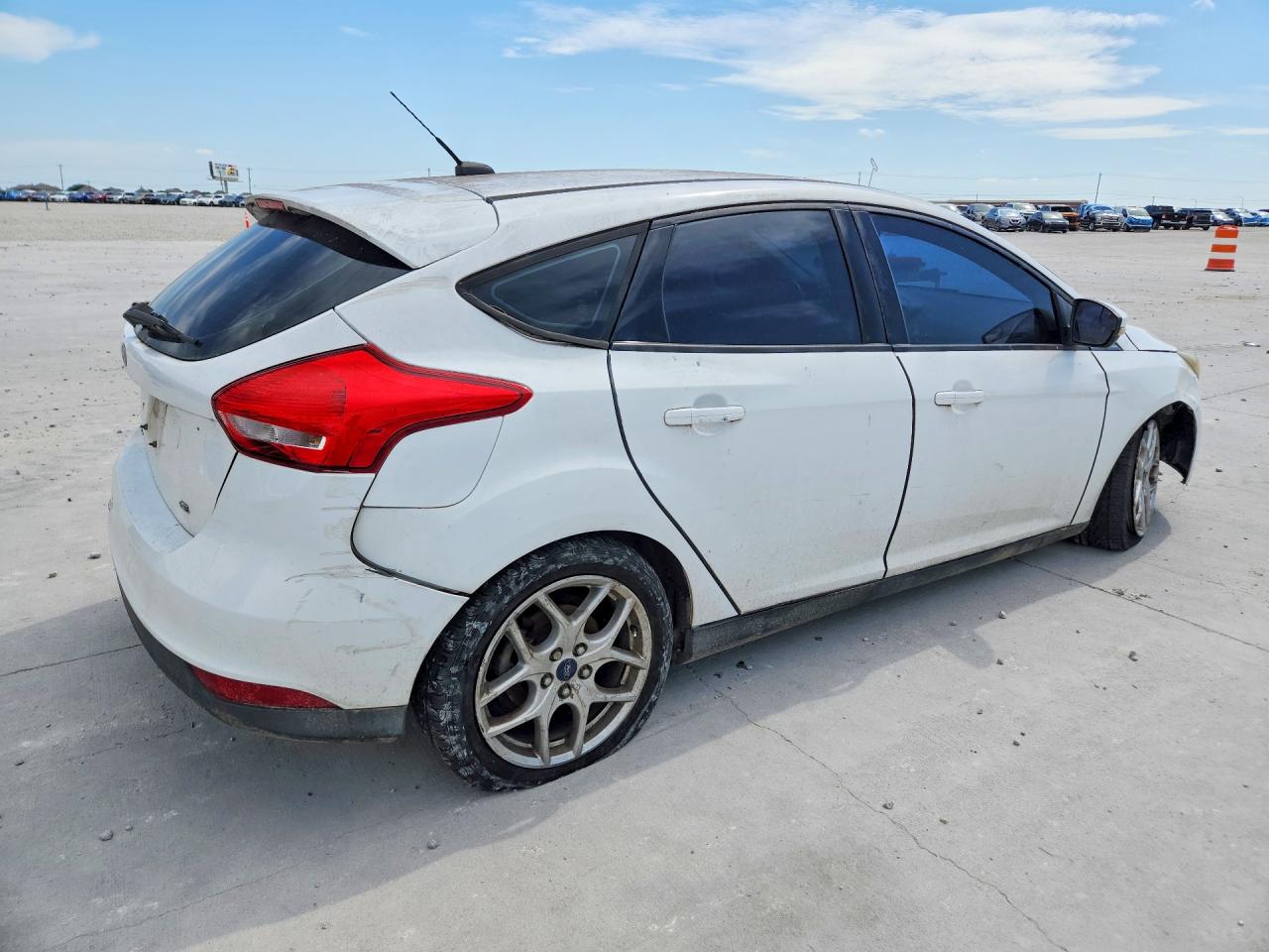 2015 Ford Focus Se White vin: 1FADP3K24FL232577