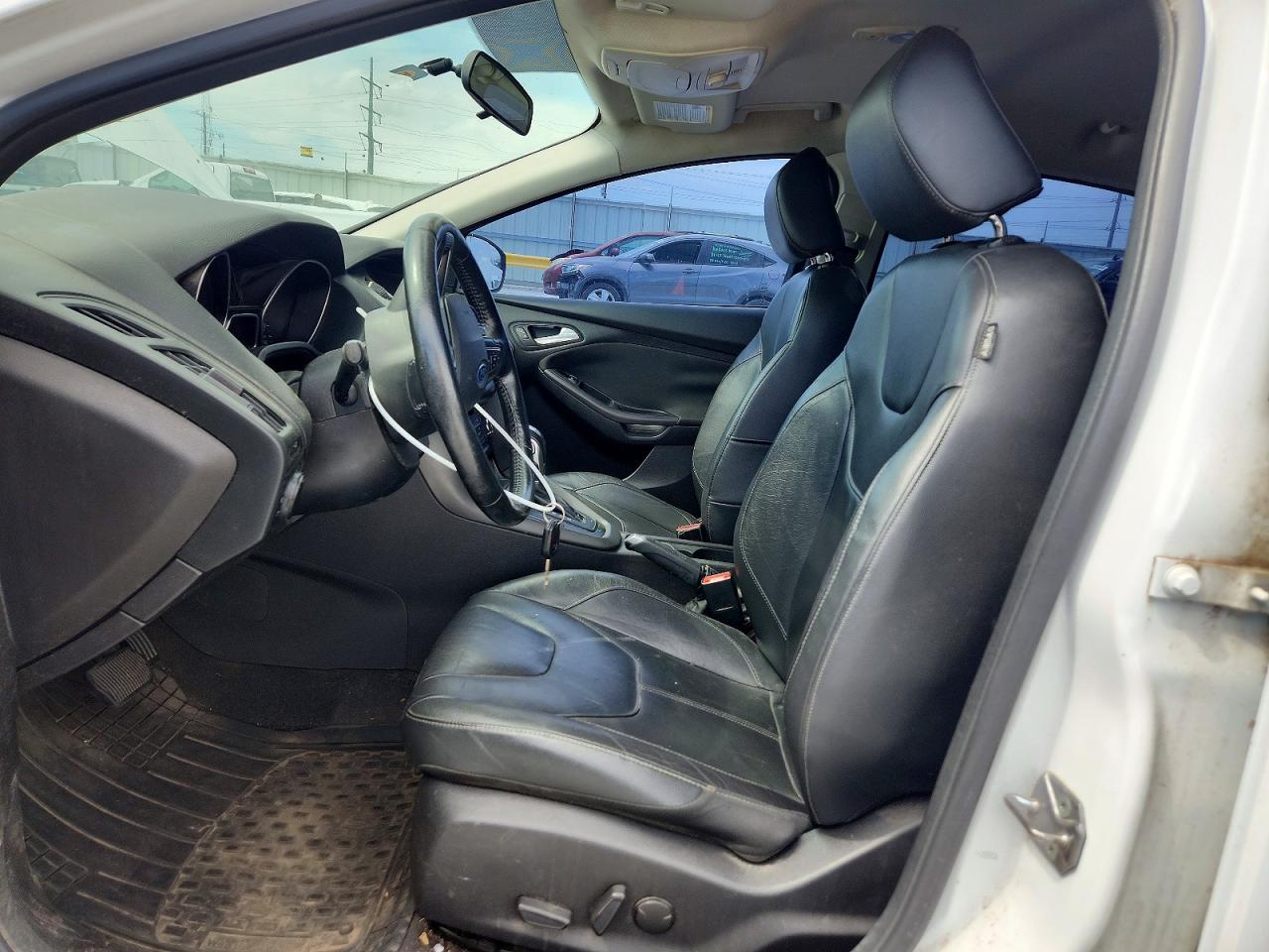2015 Ford Focus Se White vin: 1FADP3K24FL232577