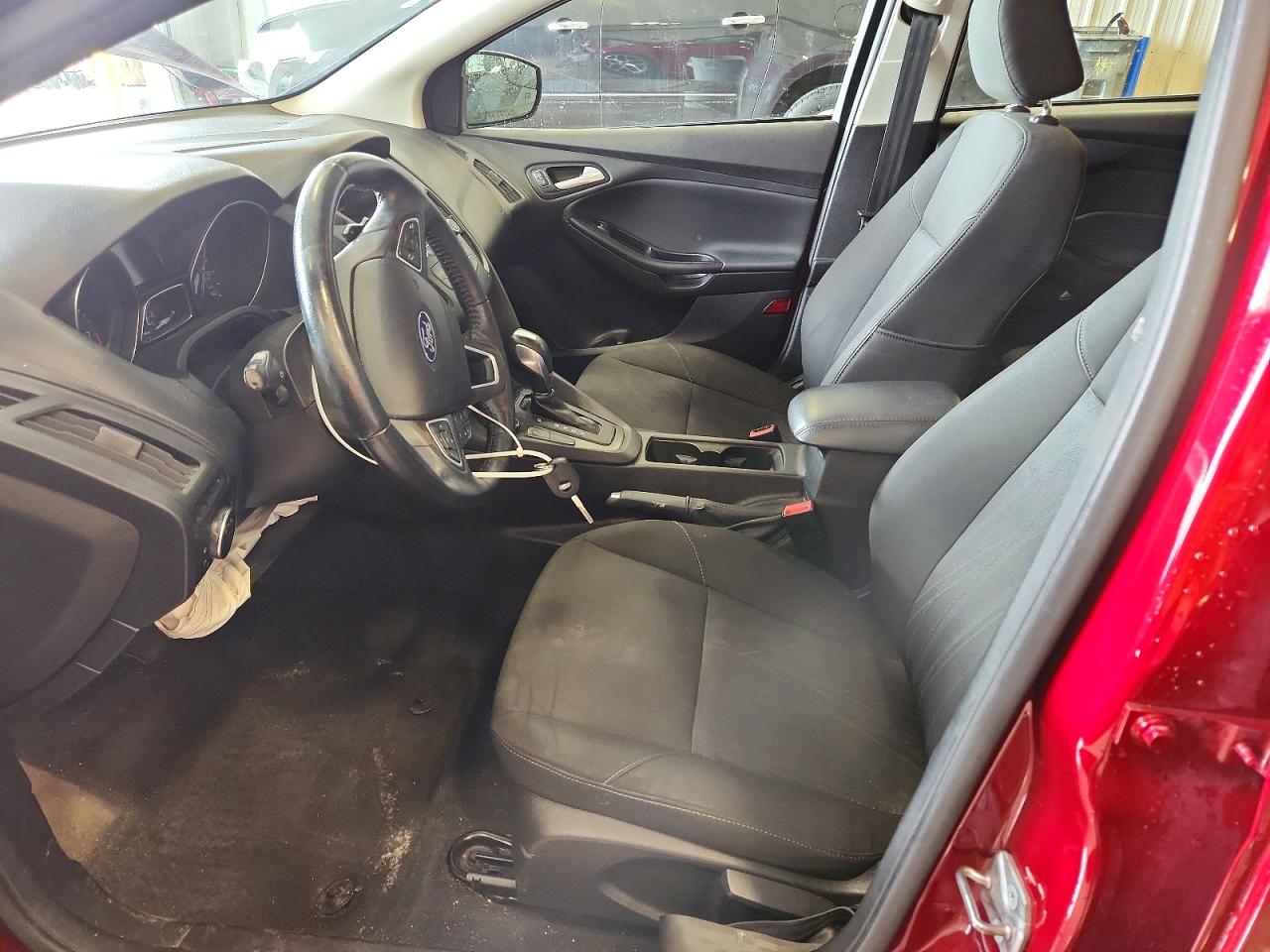 2015 Ford Focus Se Red vin: 1FADP3K24FL256071