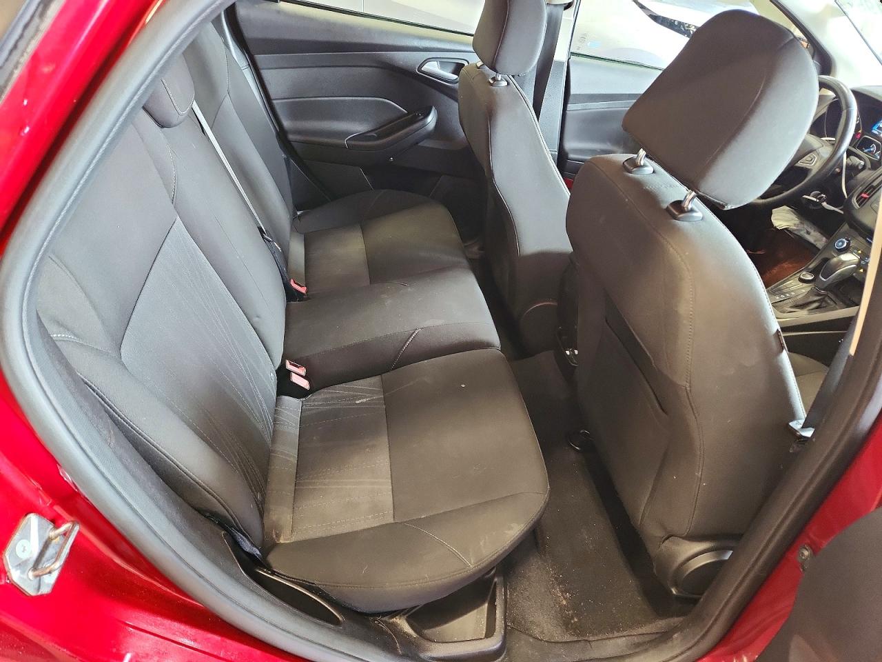 2015 Ford Focus Se Red vin: 1FADP3K24FL256071