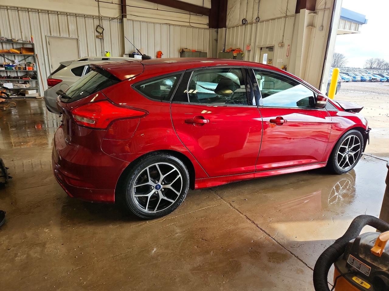 2015 Ford Focus Se Red vin: 1FADP3K24FL256071