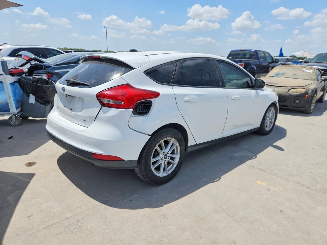 2015 Ford Focus Se Белый vin: 1FADP3K24FL262890