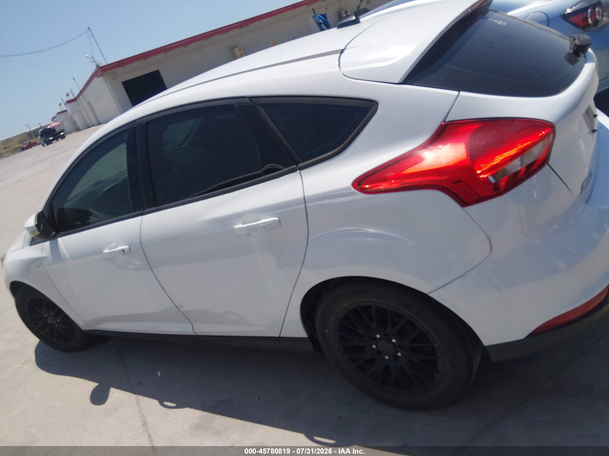 2015 Ford Focus Se White vin: 1FADP3K24FL271069