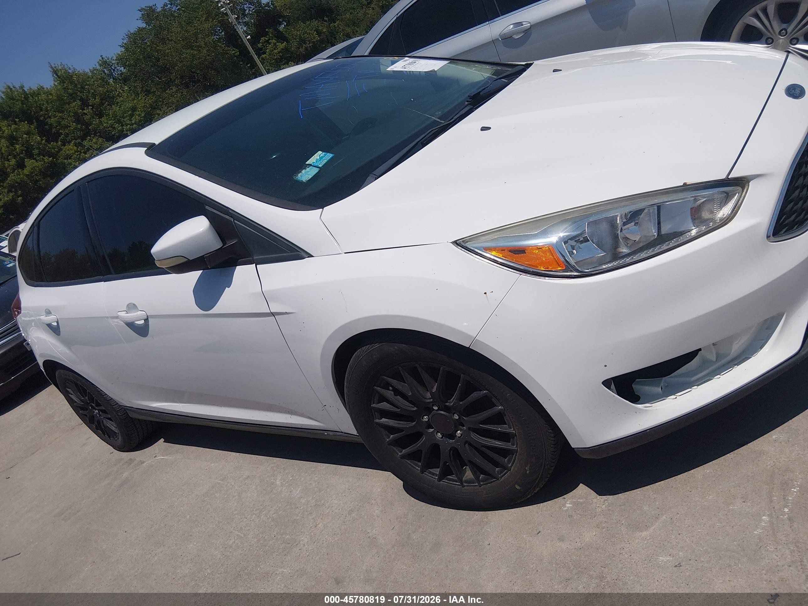 2015 Ford Focus Se White vin: 1FADP3K24FL271069