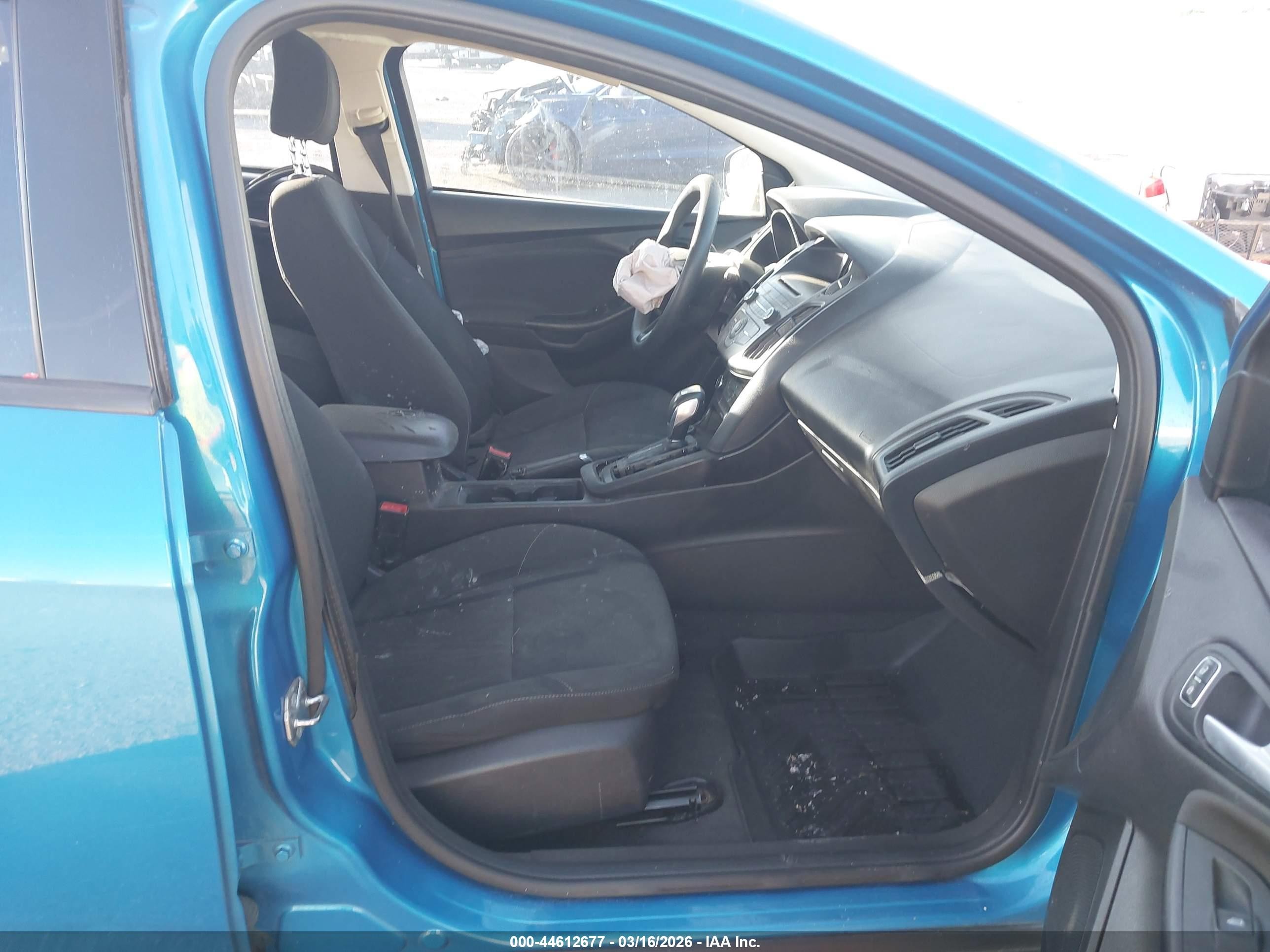 2015 Ford Focus Se Blue vin: 1FADP3K24FL282007