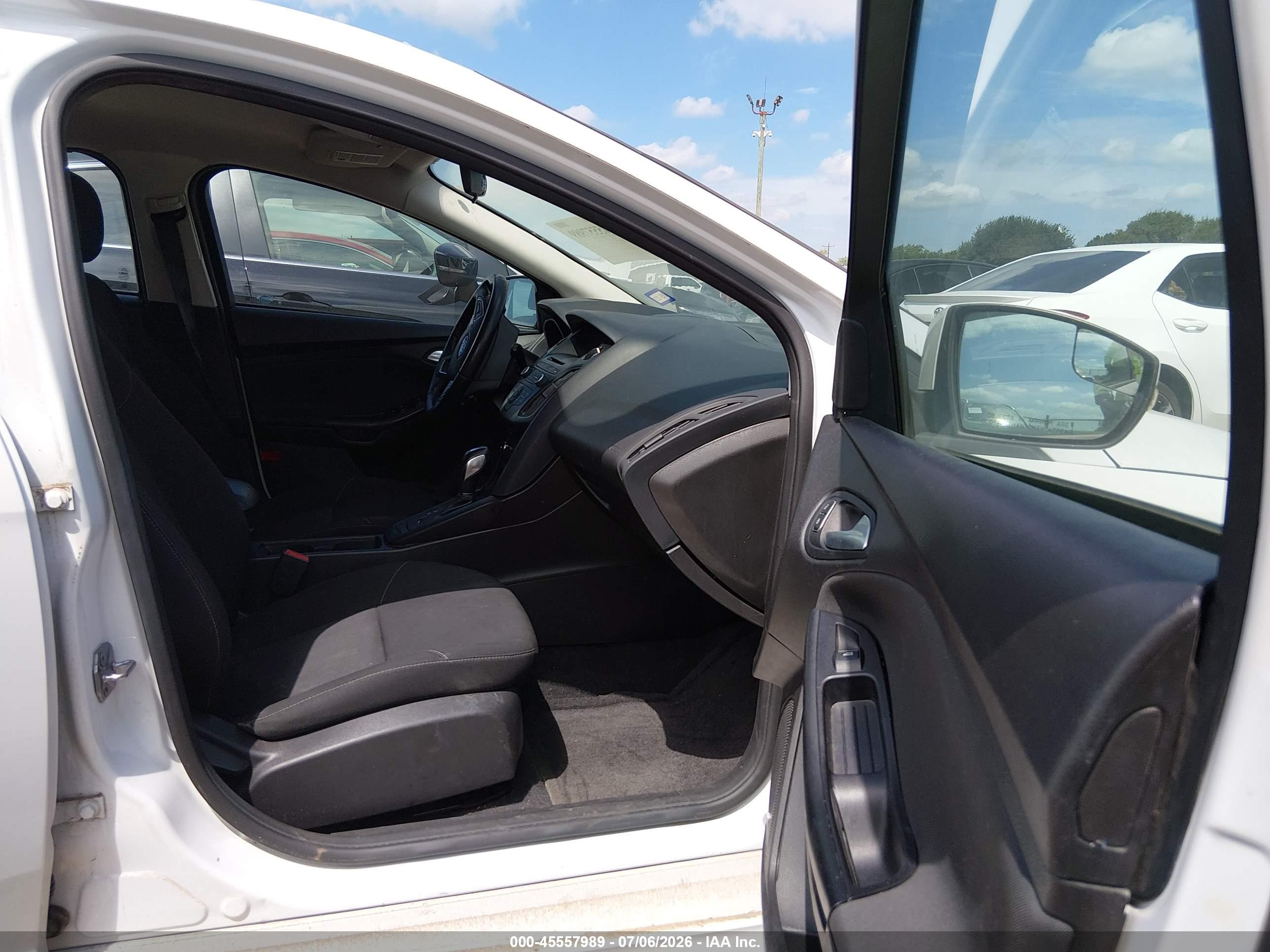 2015 Ford Focus Se White vin: 1FADP3K24FL300327