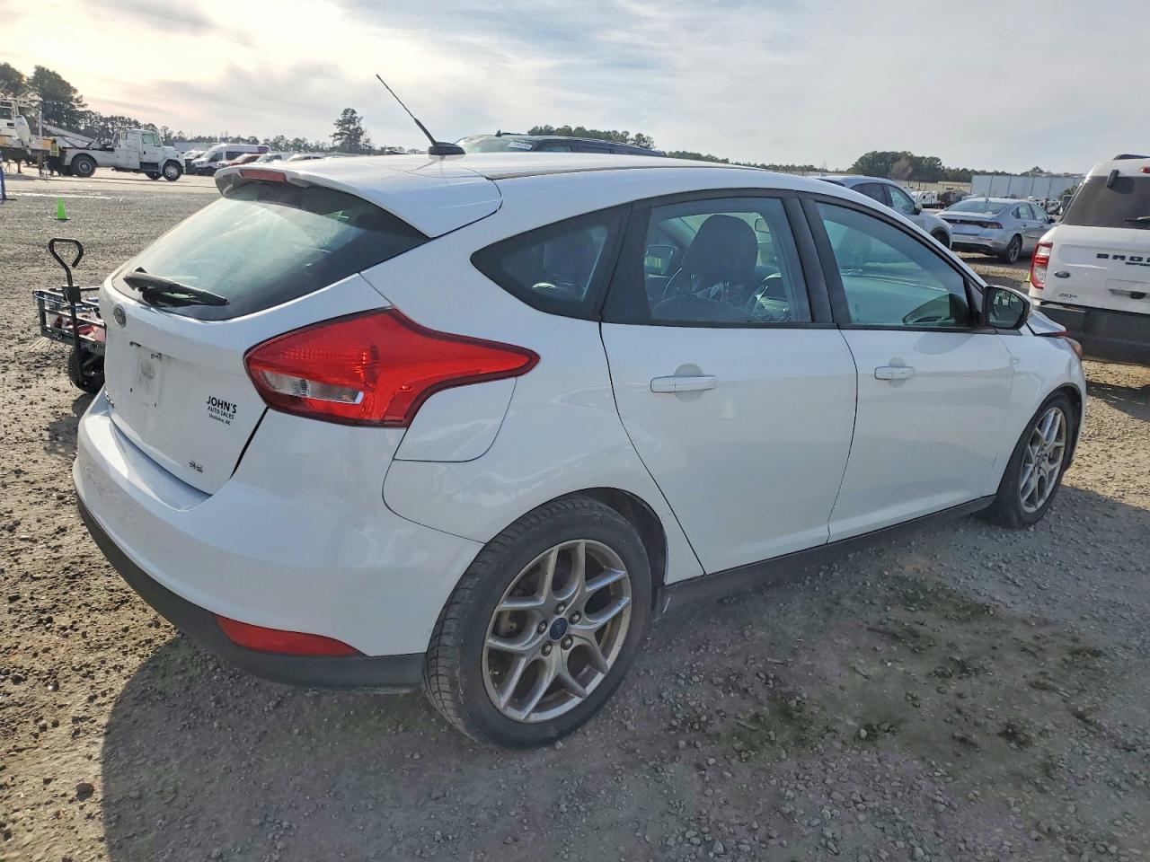 2015 Ford Focus Se White vin: 1FADP3K24FL318472