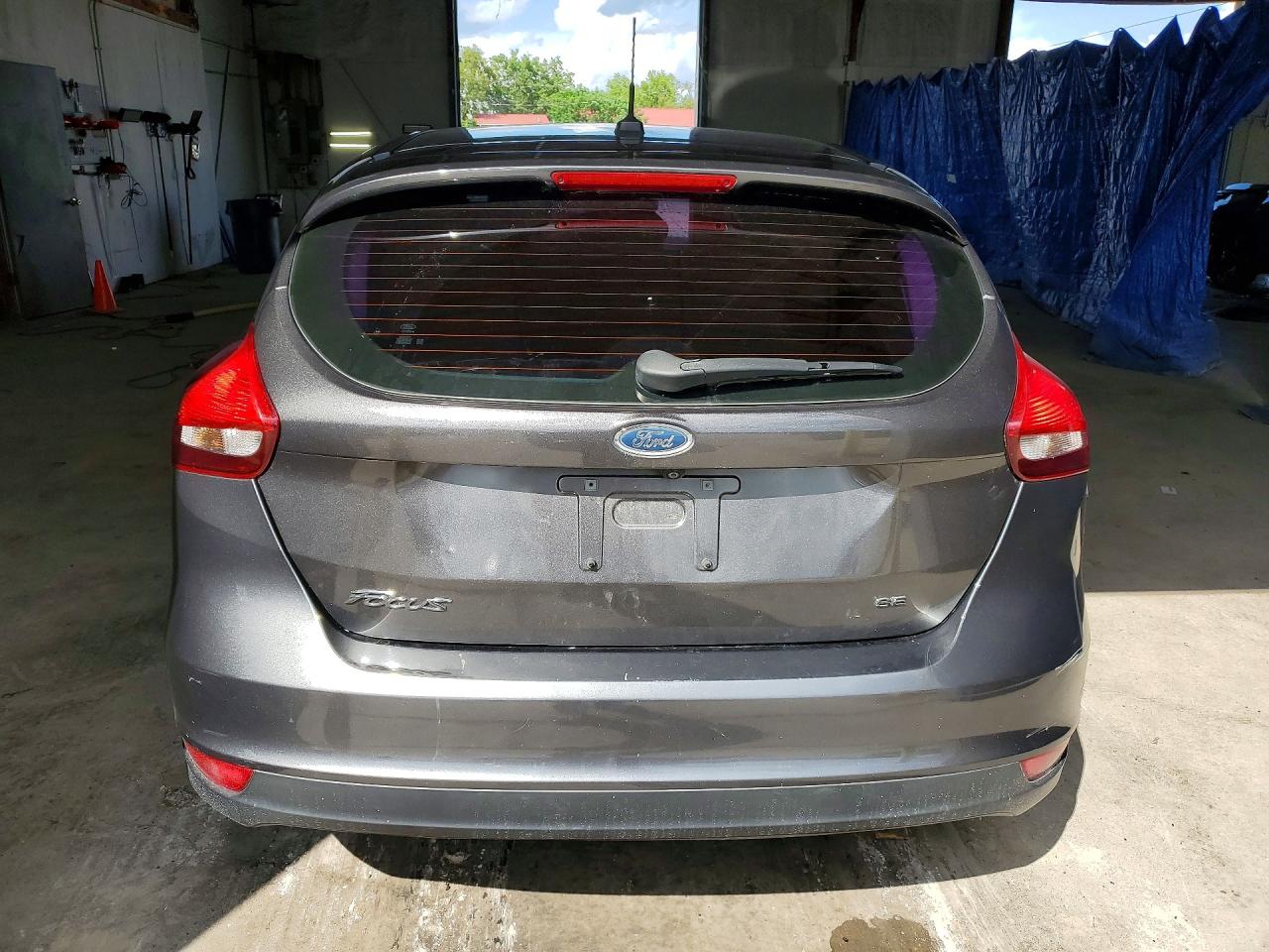 2015 Ford Focus Se Gray vin: 1FADP3K24FL325258