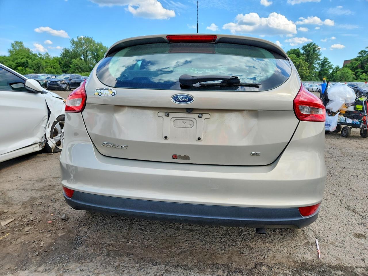 2015 Ford Focus Se Beige vin: 1FADP3K24FL336129