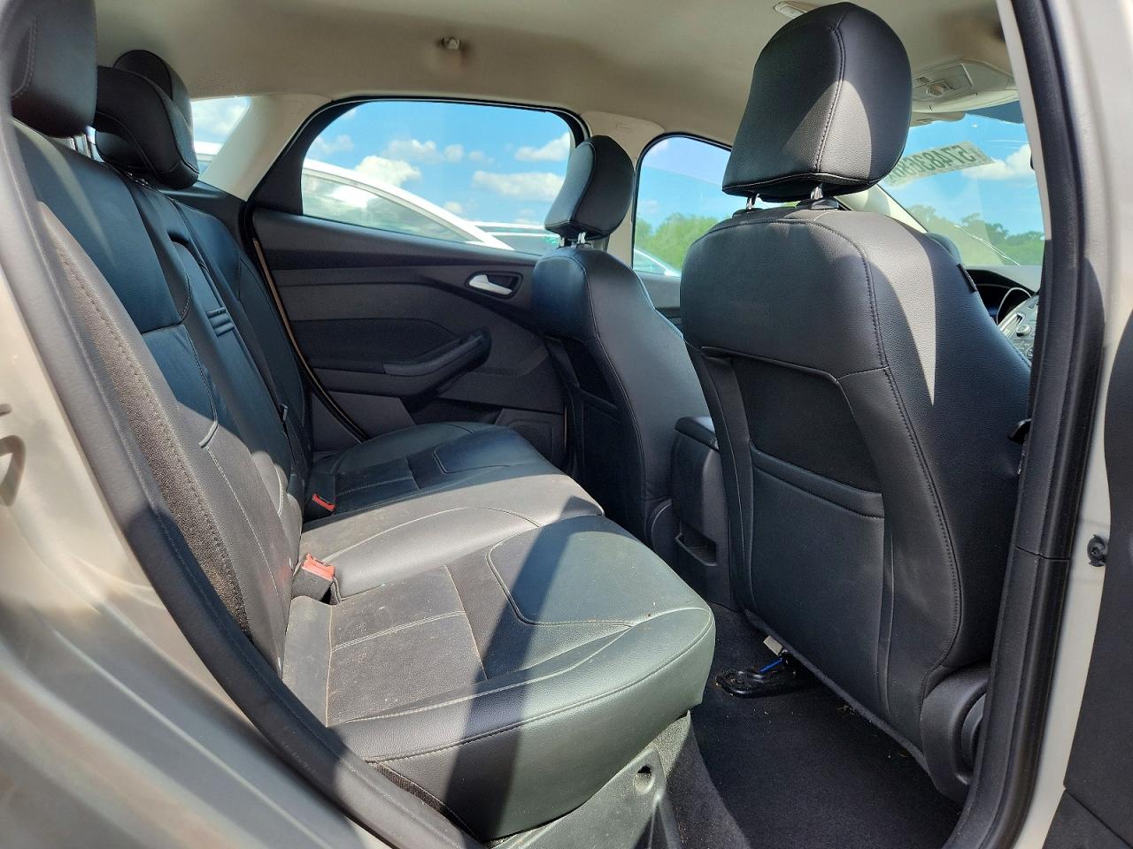 2015 Ford Focus Se Beige vin: 1FADP3K24FL336129