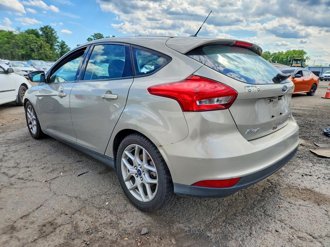 2015 Ford Focus Se Beige vin: 1FADP3K24FL336129