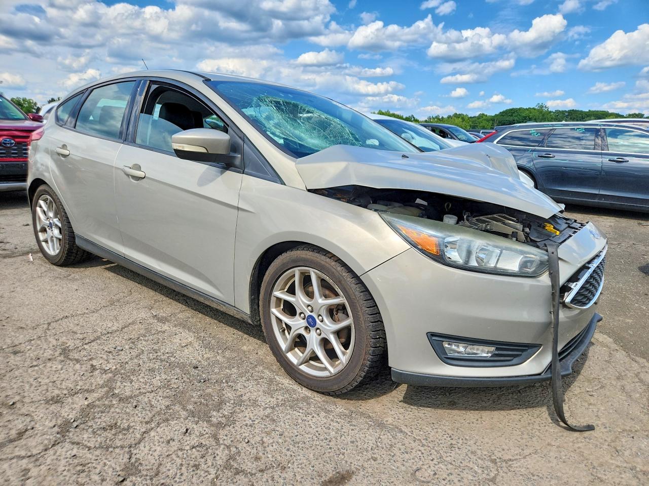 2015 Ford Focus Se Beige vin: 1FADP3K24FL336129