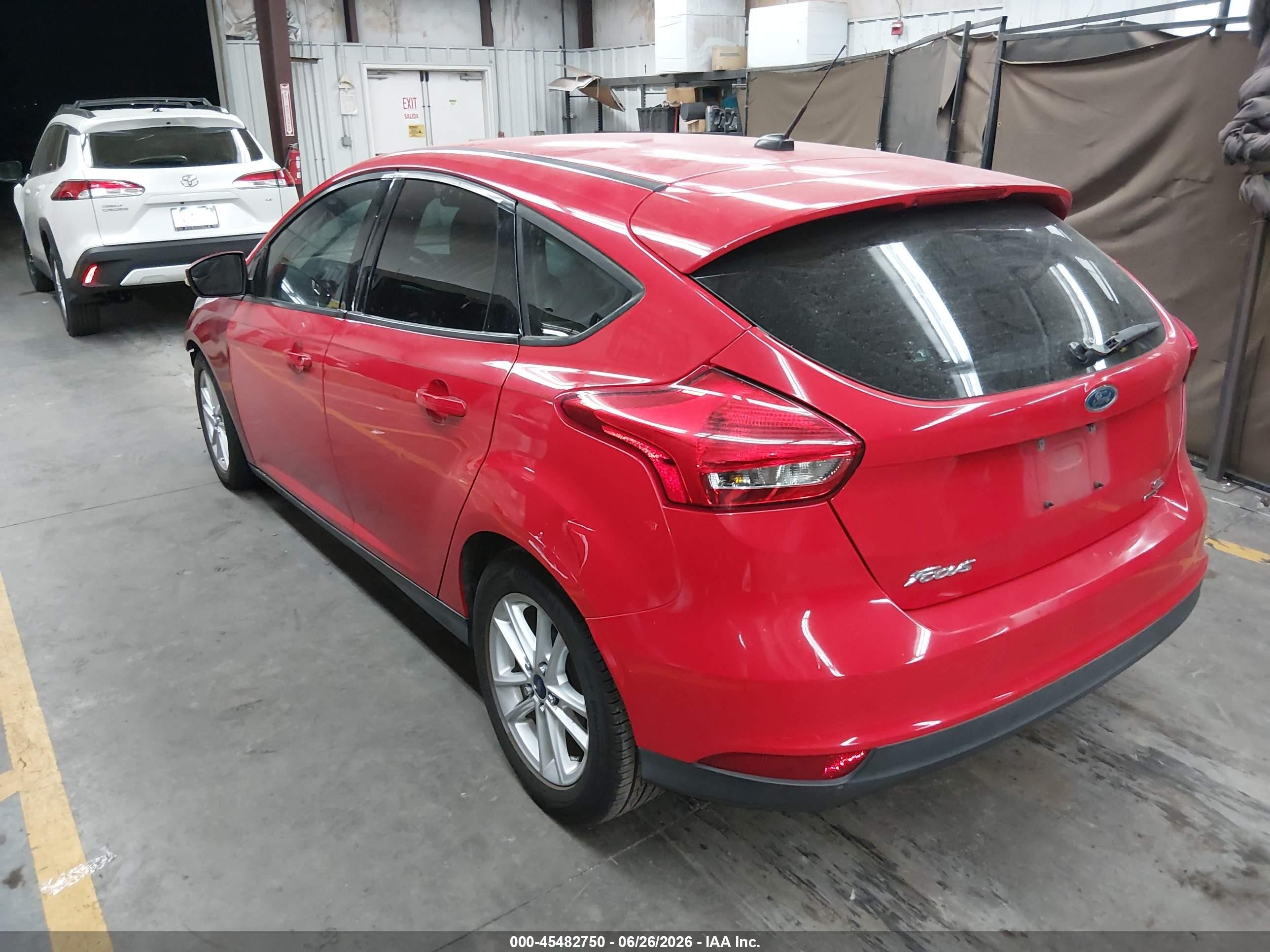 2015 Ford Focus Se Красный vin: 1FADP3K24FL375383