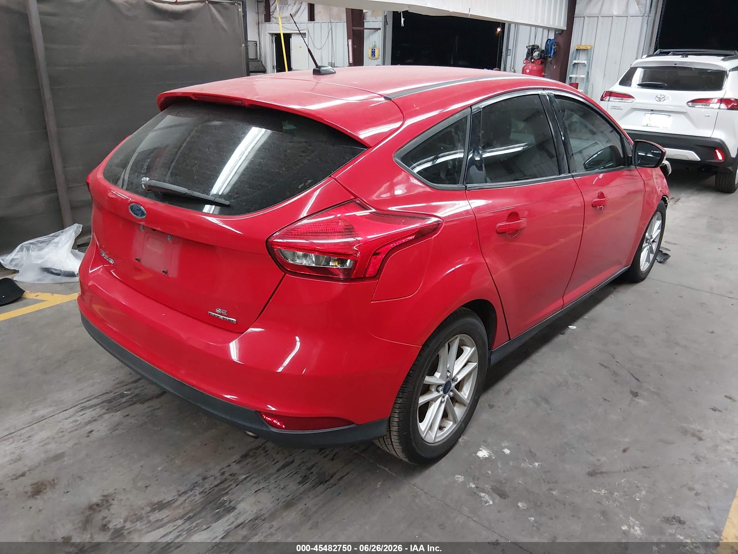 2015 Ford Focus Se Красный vin: 1FADP3K24FL375383