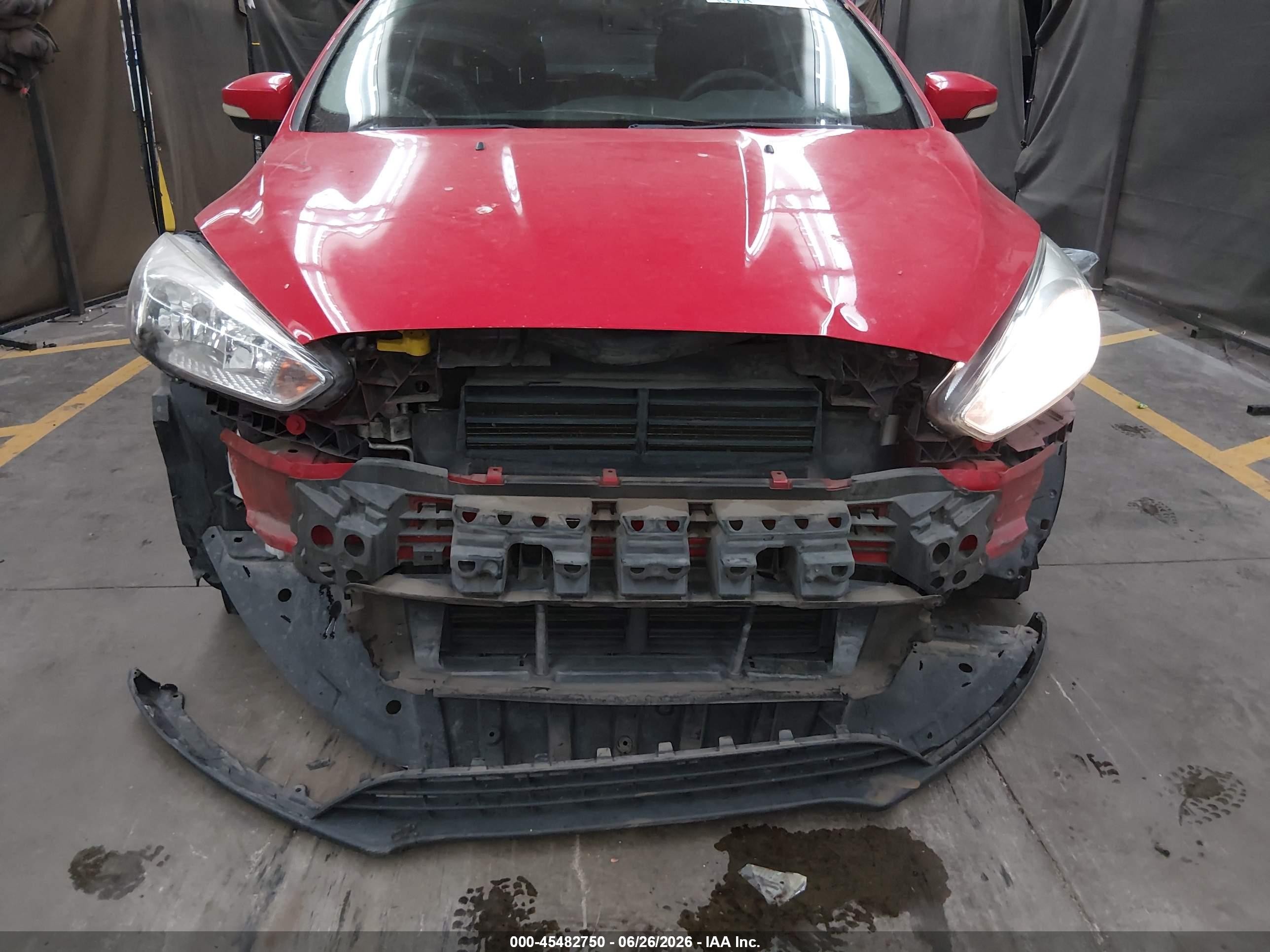 2015 Ford Focus Se Красный vin: 1FADP3K24FL375383