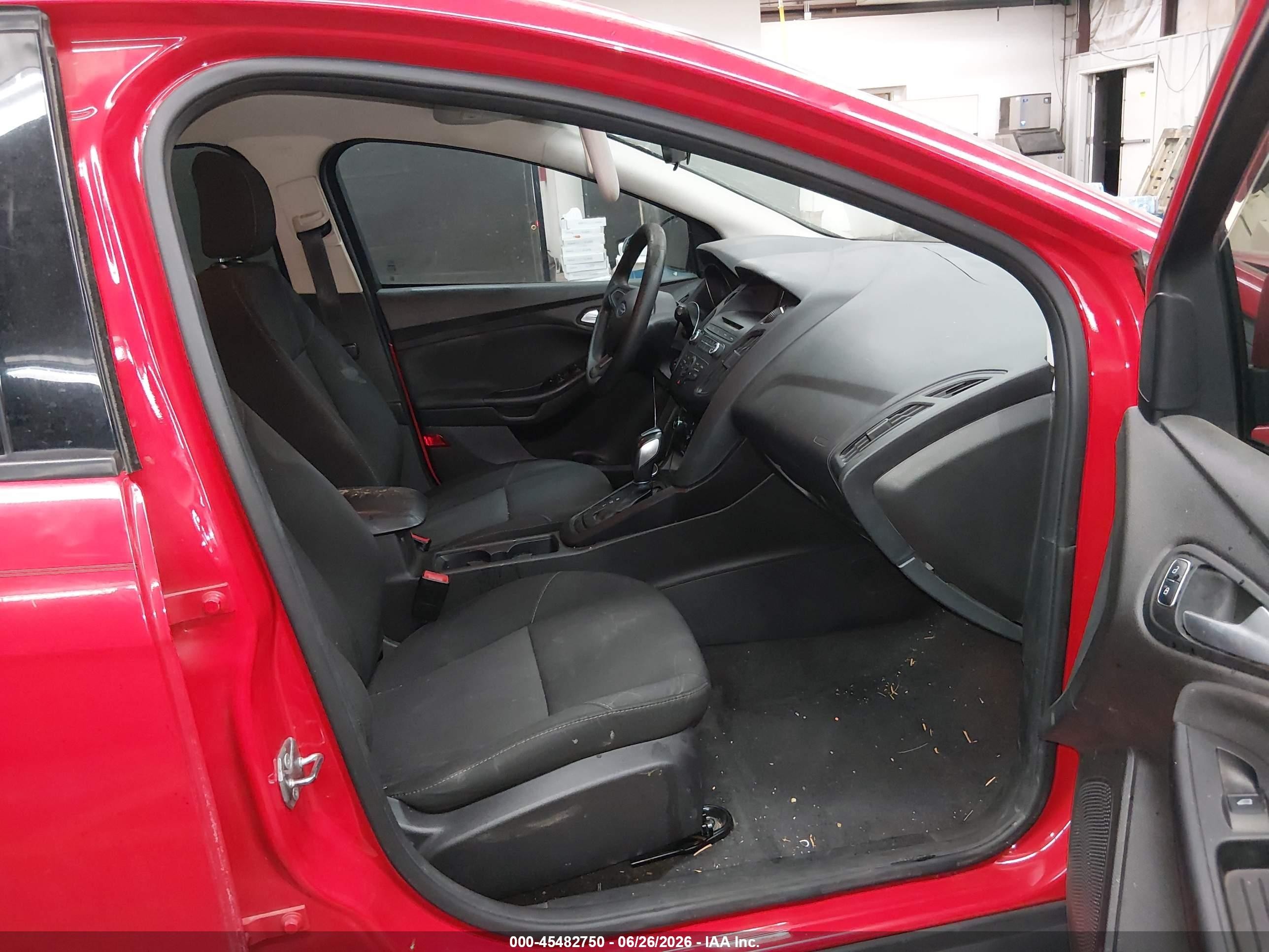 2015 Ford Focus Se Красный vin: 1FADP3K24FL375383
