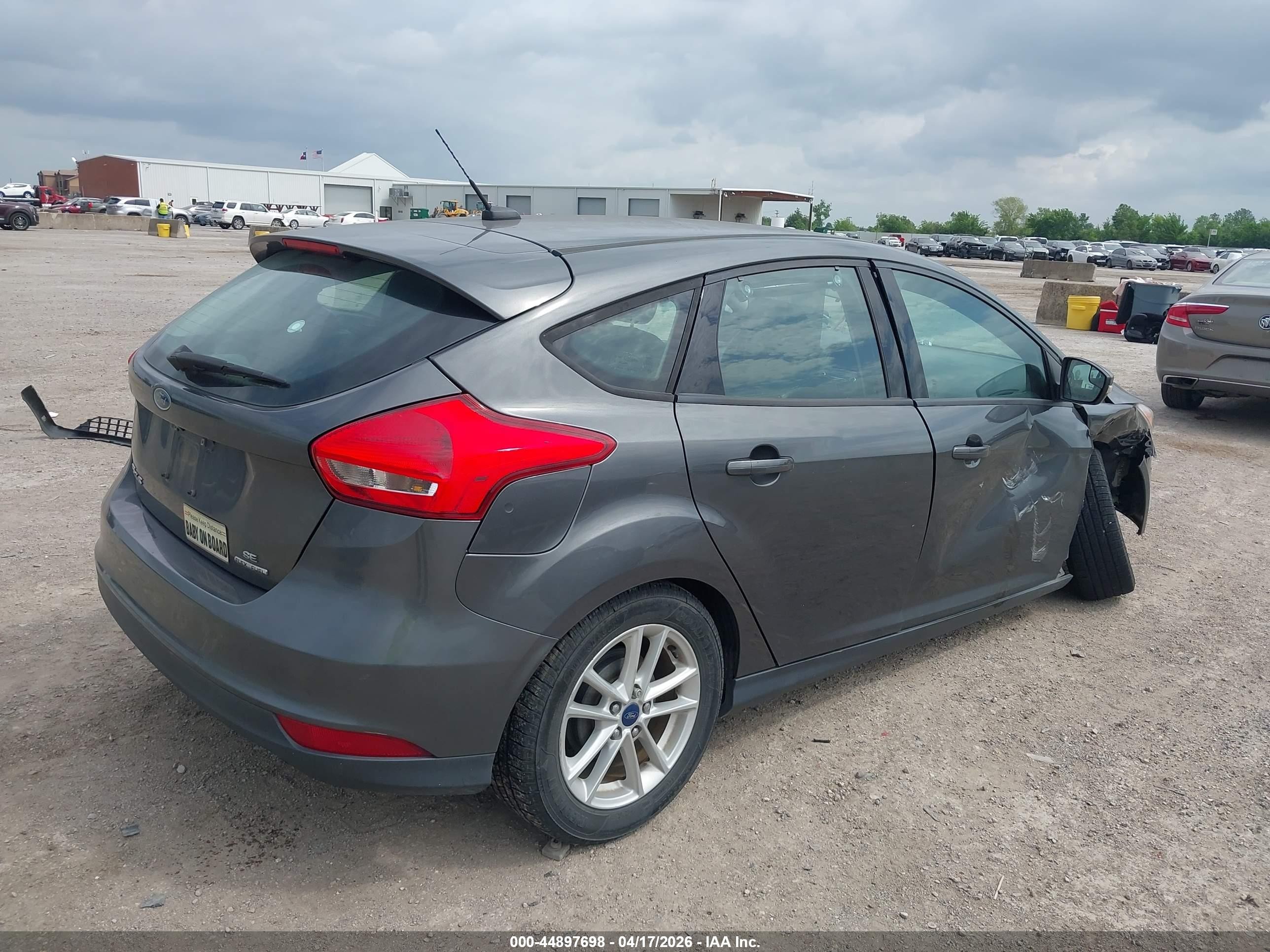 2016 Ford Focus Se Gray vin: 1FADP3K24GL359914