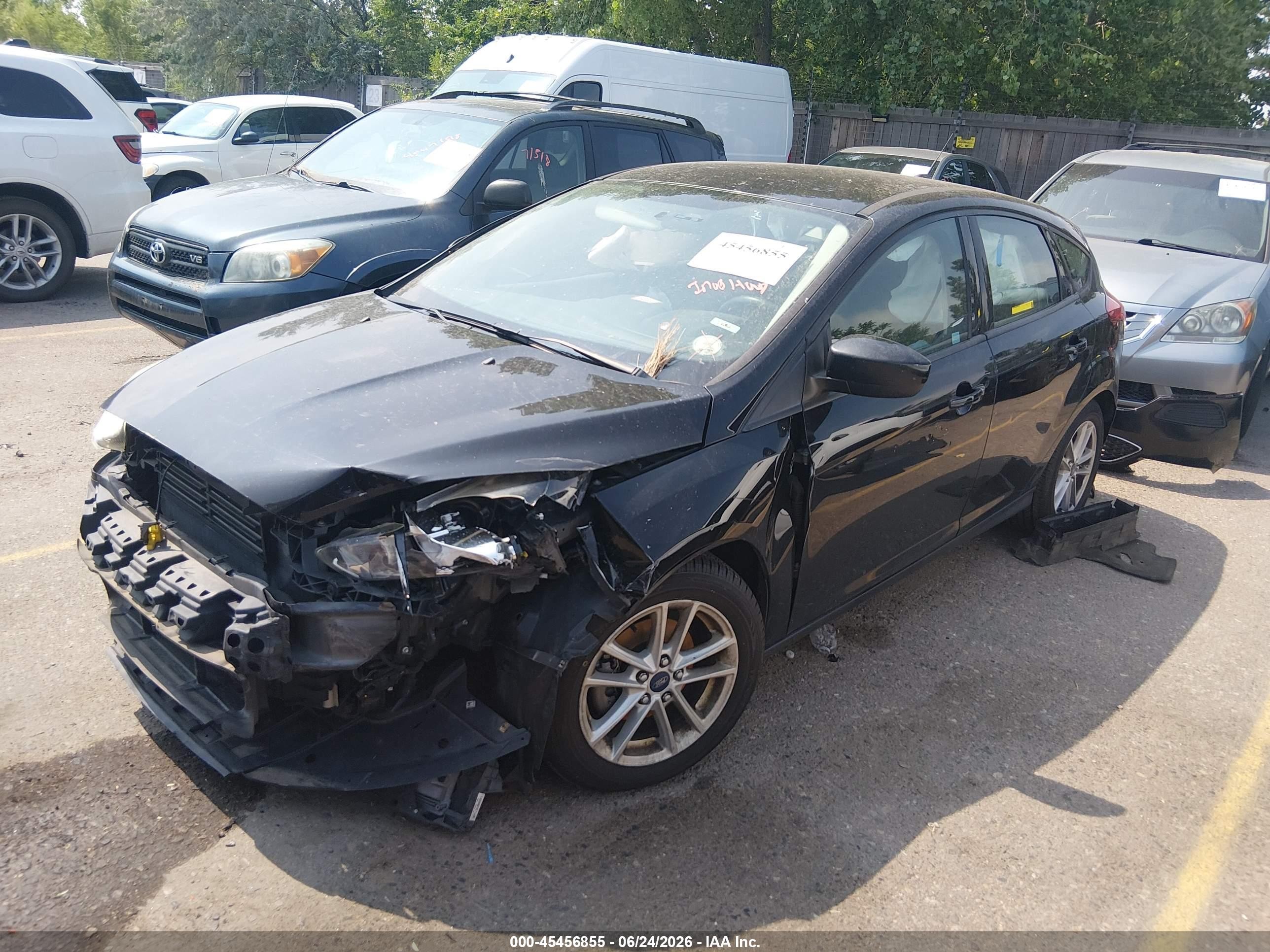 2018 Ford Focus Se Черный vin: 1FADP3K24JL322272