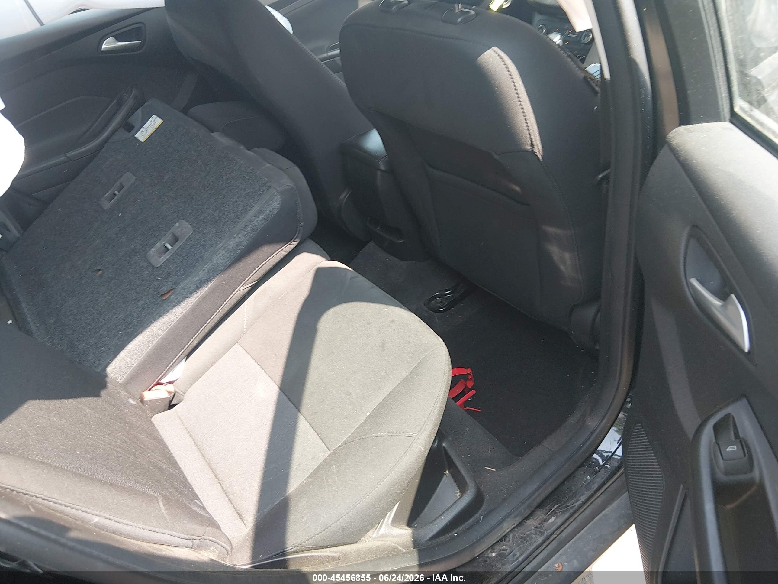 2018 Ford Focus Se Черный vin: 1FADP3K24JL322272