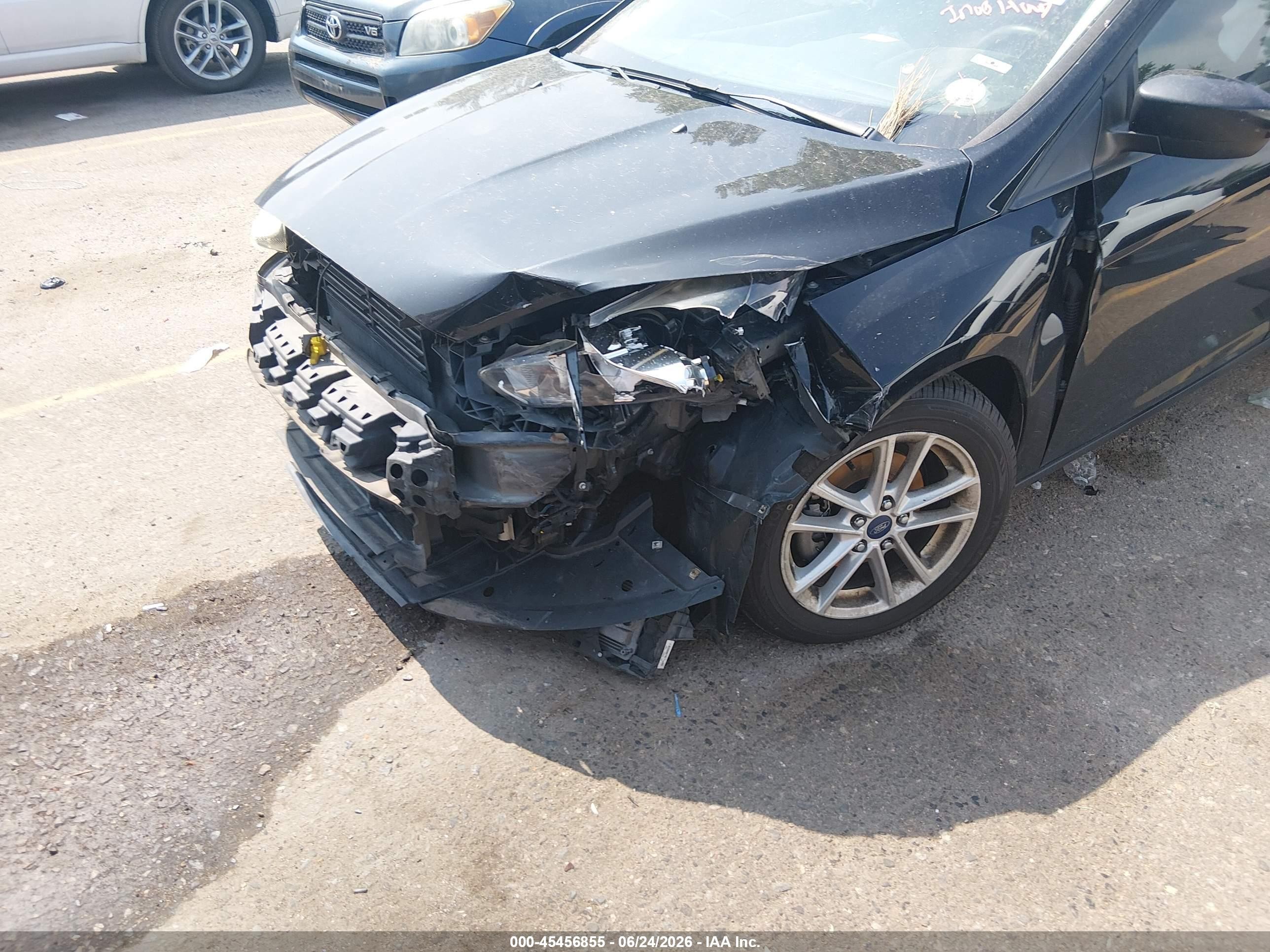 2018 Ford Focus Se Черный vin: 1FADP3K24JL322272