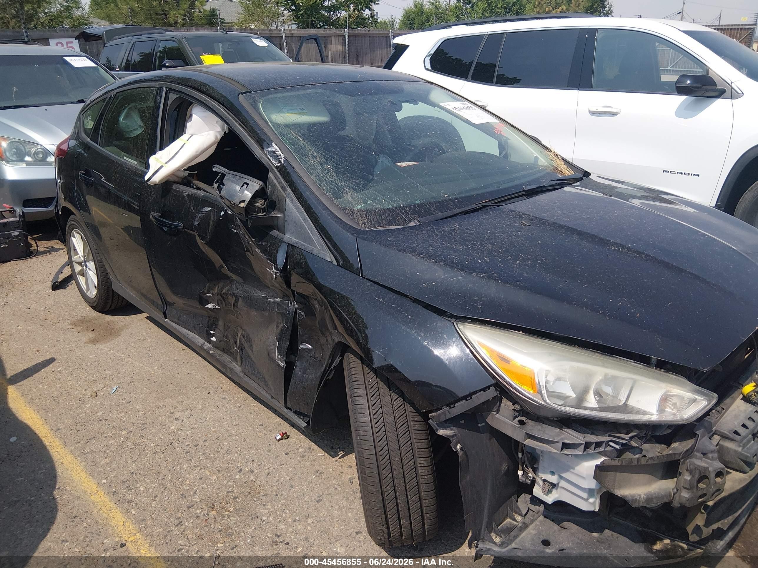 2018 Ford Focus Se Черный vin: 1FADP3K24JL322272