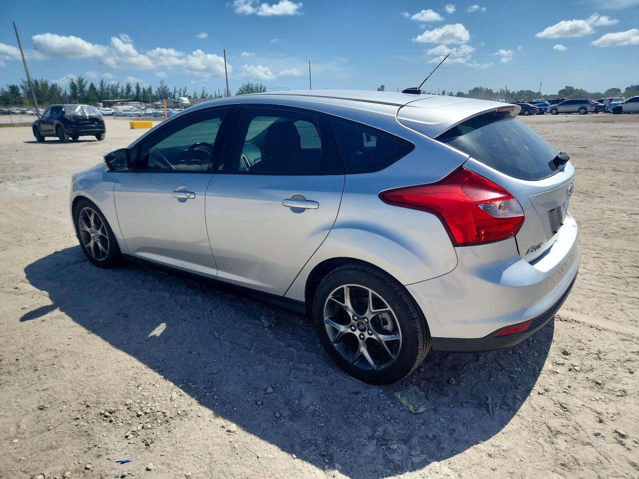 2014 Ford Focus Se Серебряный vin: 1FADP3K25EL251895