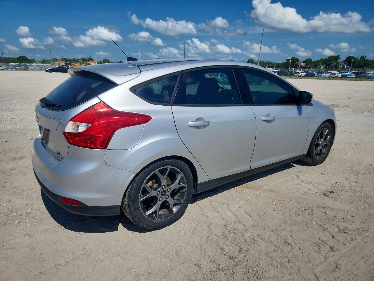 2014 Ford Focus Se Серебряный vin: 1FADP3K25EL251895