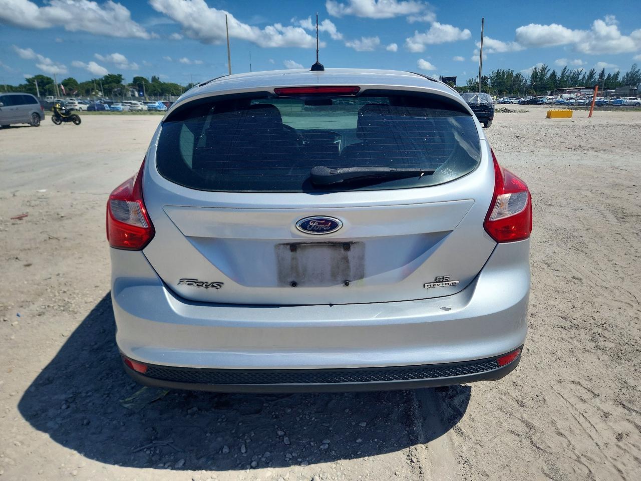 2014 Ford Focus Se Серебряный vin: 1FADP3K25EL251895