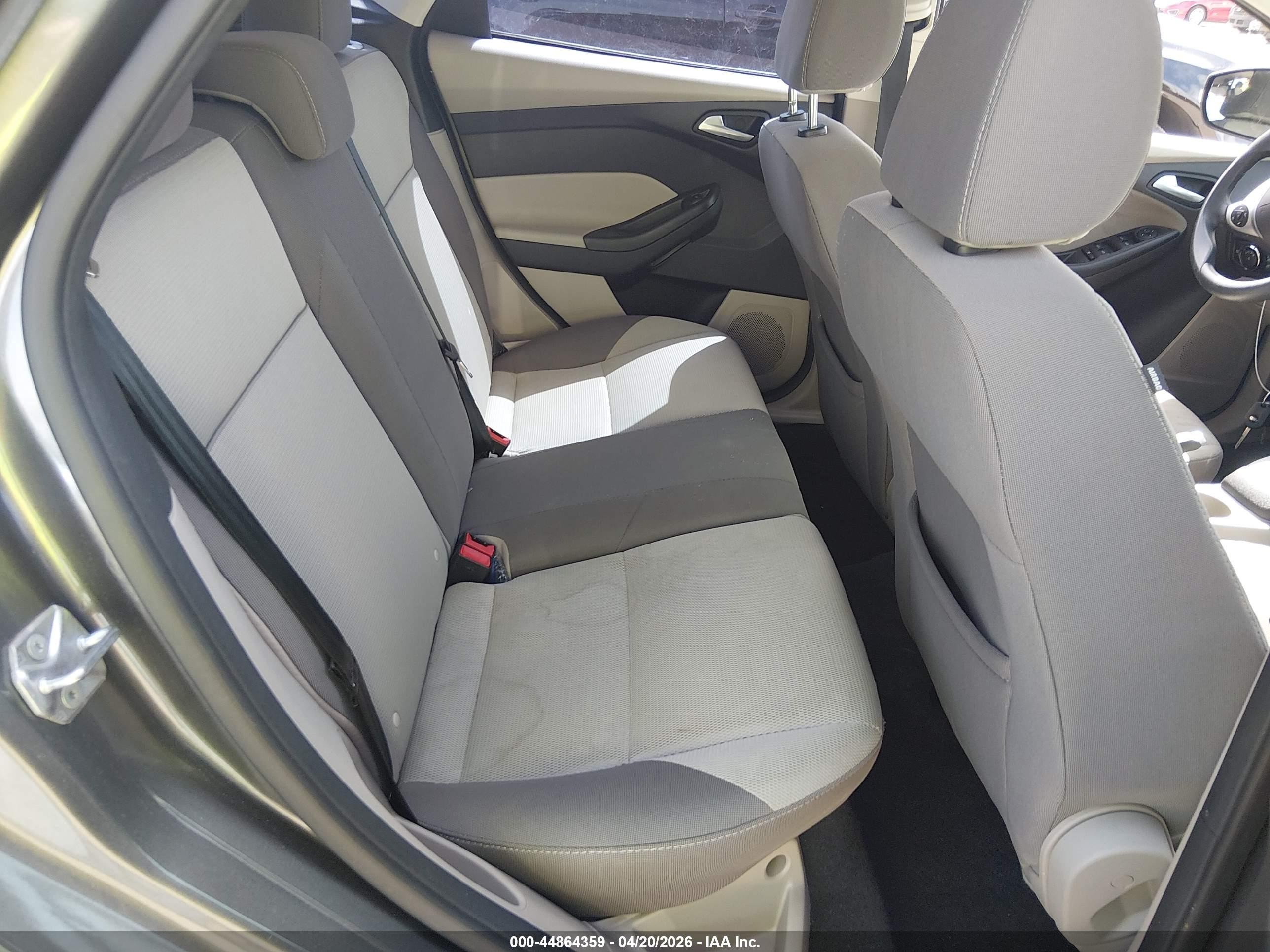 2014 Ford Focus Se Silver vin: 1FADP3K25EL262721