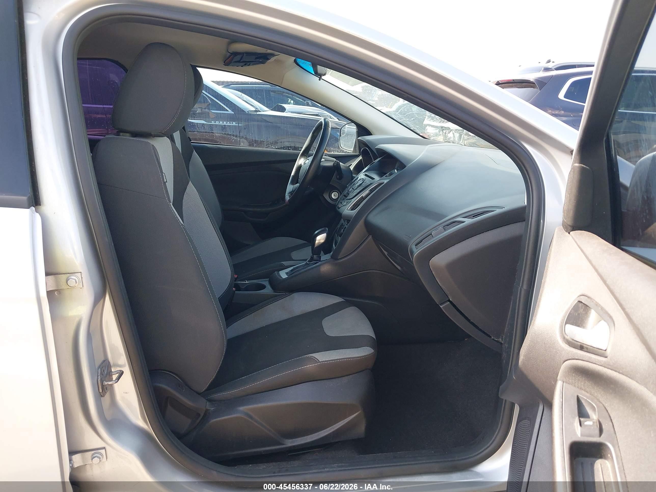2014 Ford Focus Se Silver vin: 1FADP3K25EL354881