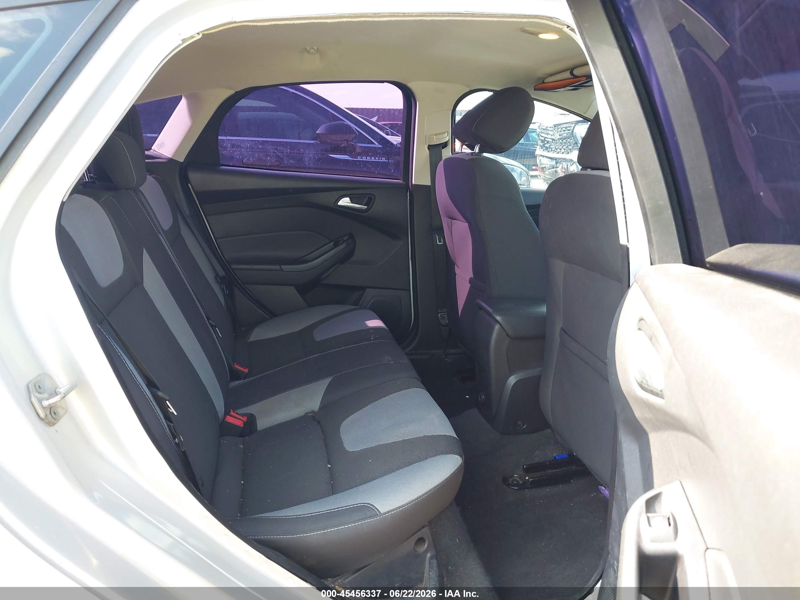 2014 Ford Focus Se Silver vin: 1FADP3K25EL354881