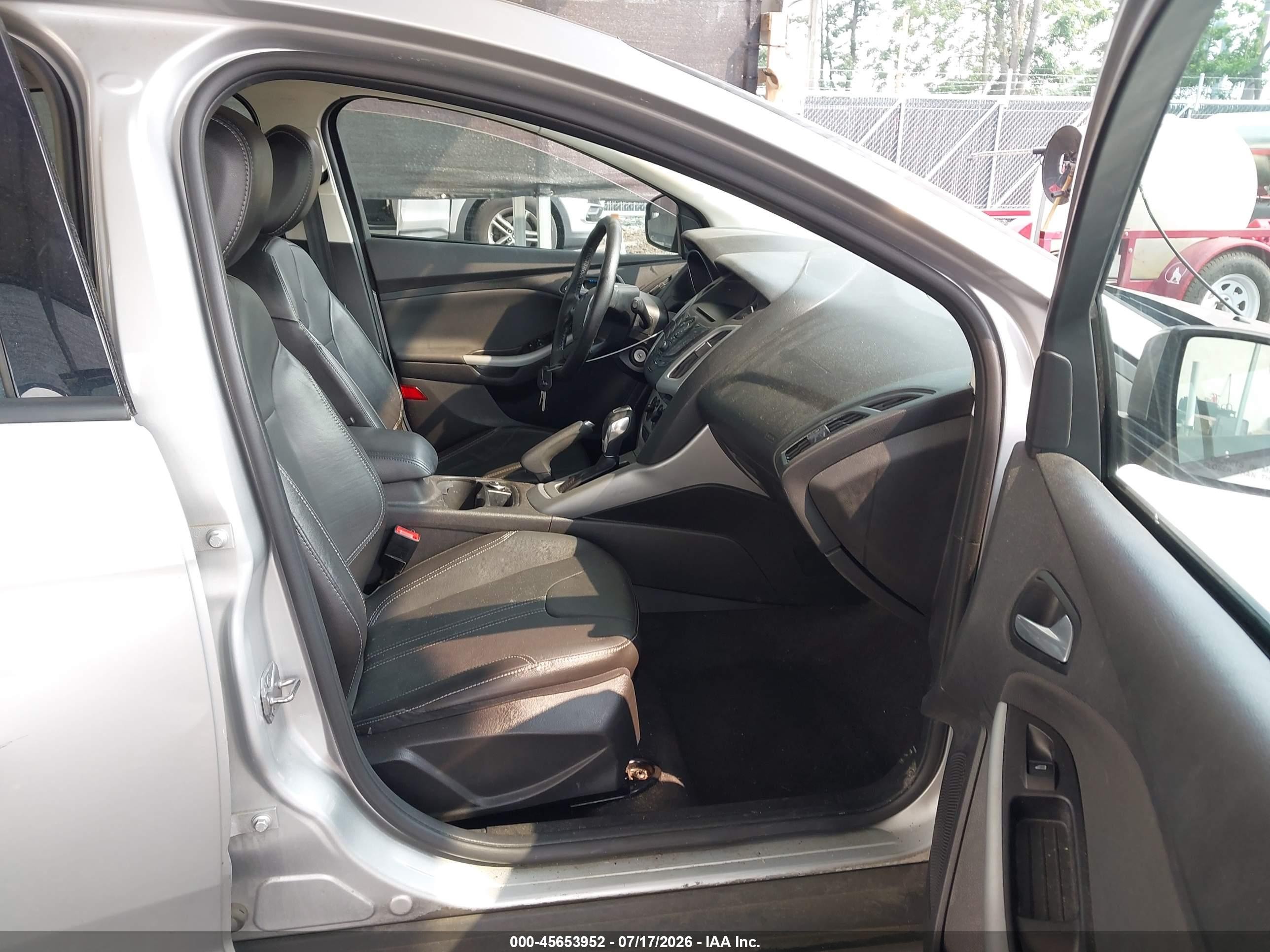 2014 Ford Focus Se Серебряный vin: 1FADP3K25EL357182