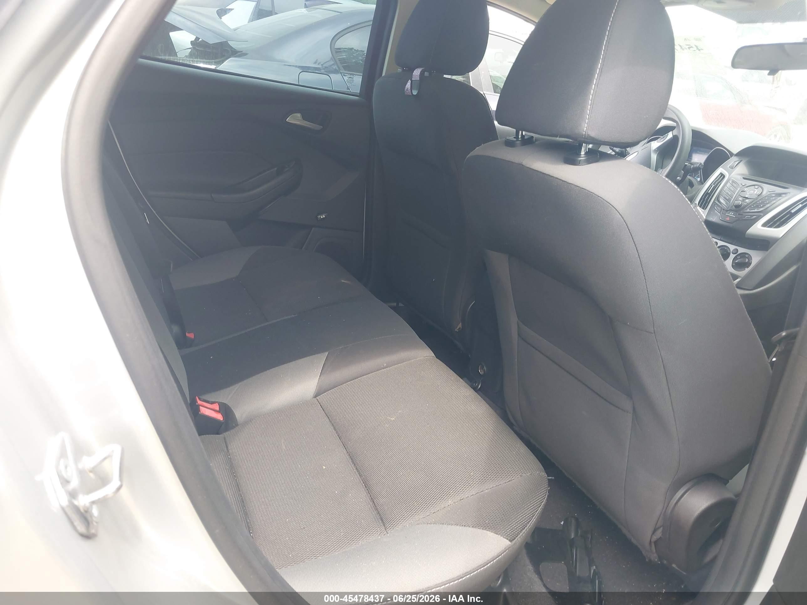 2014 Ford Focus Se Silver vin: 1FADP3K25EL410494