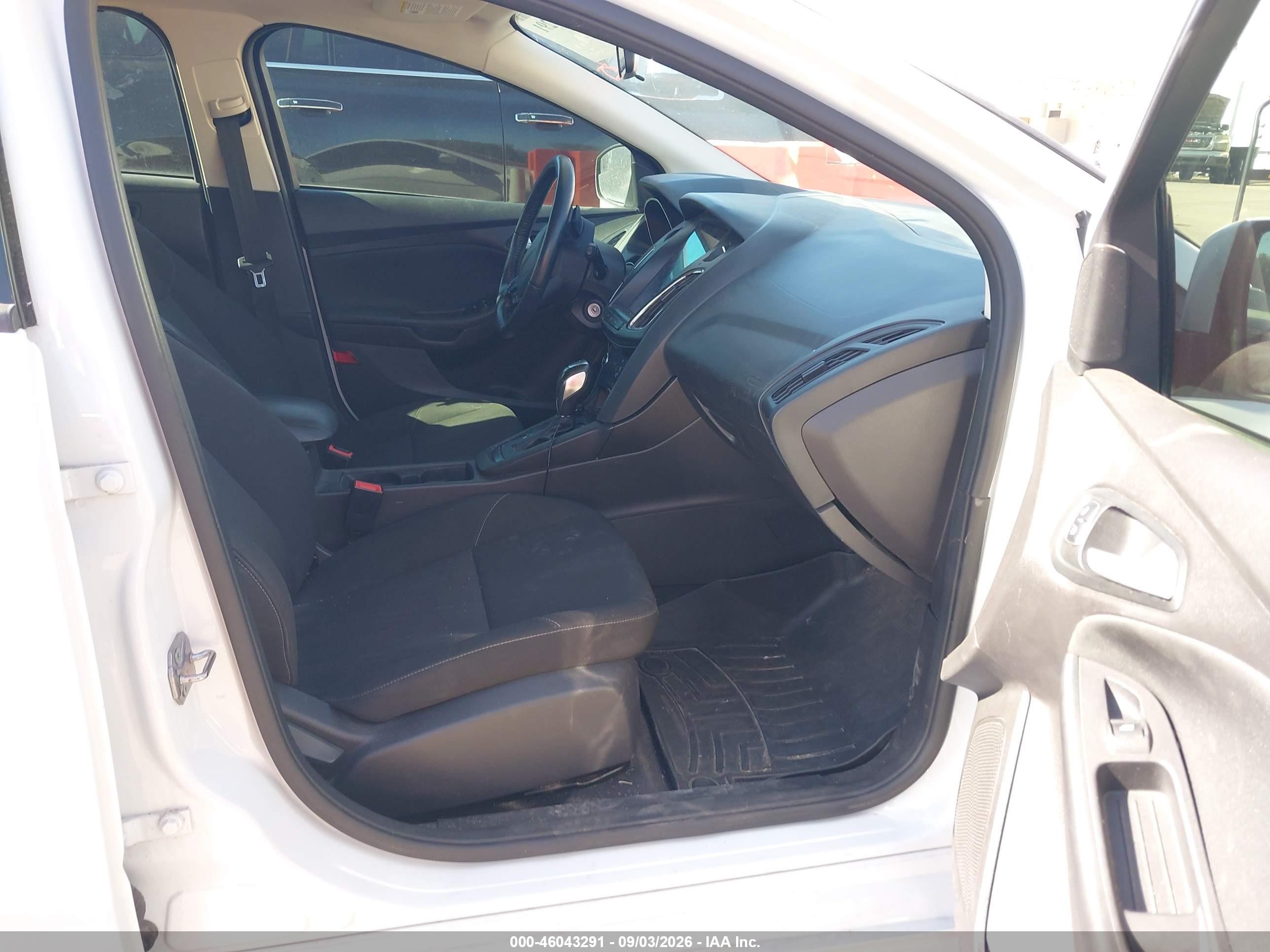 2015 Ford Focus Se White vin: 1FADP3K25FL230479