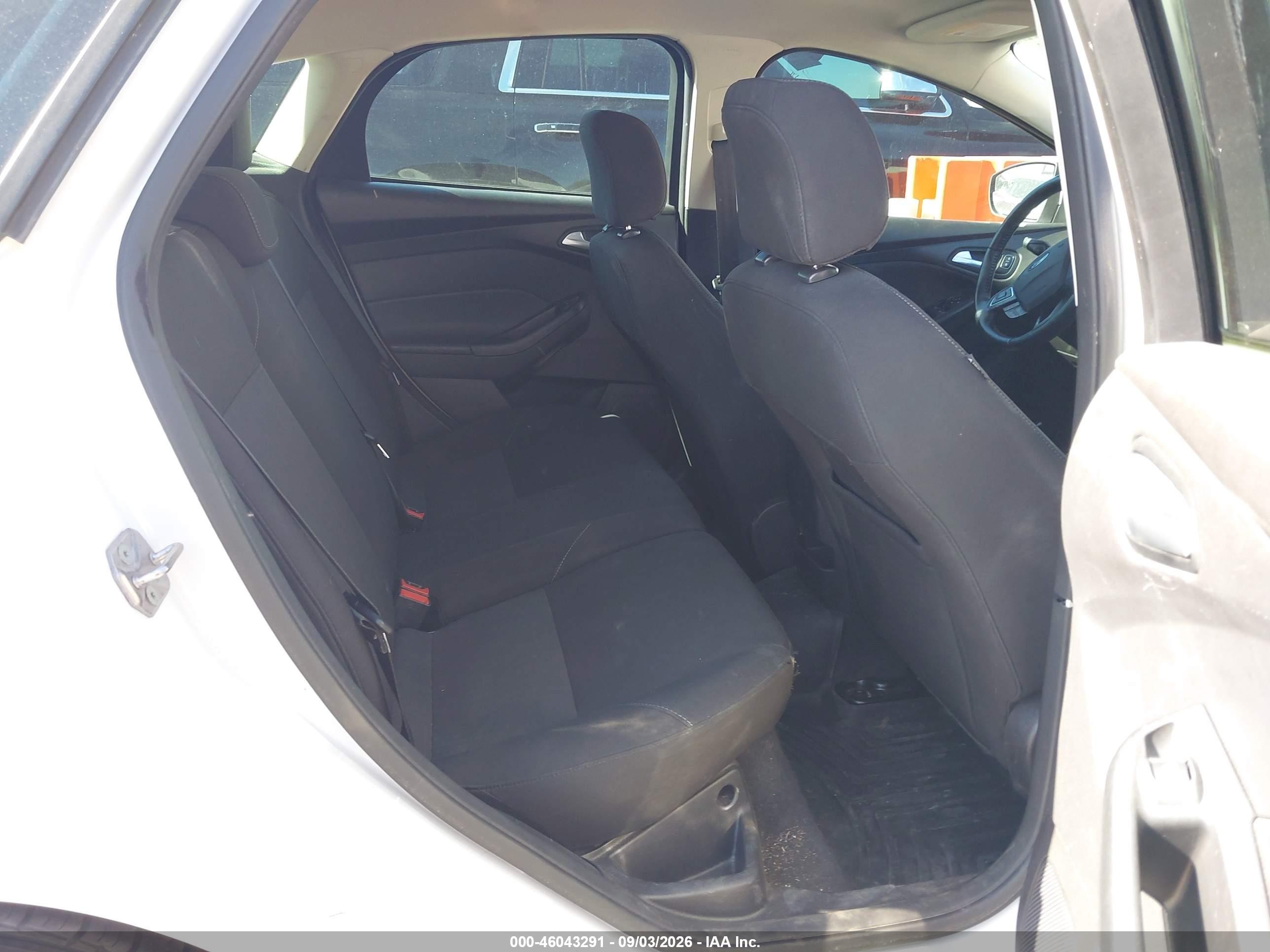 2015 Ford Focus Se White vin: 1FADP3K25FL230479