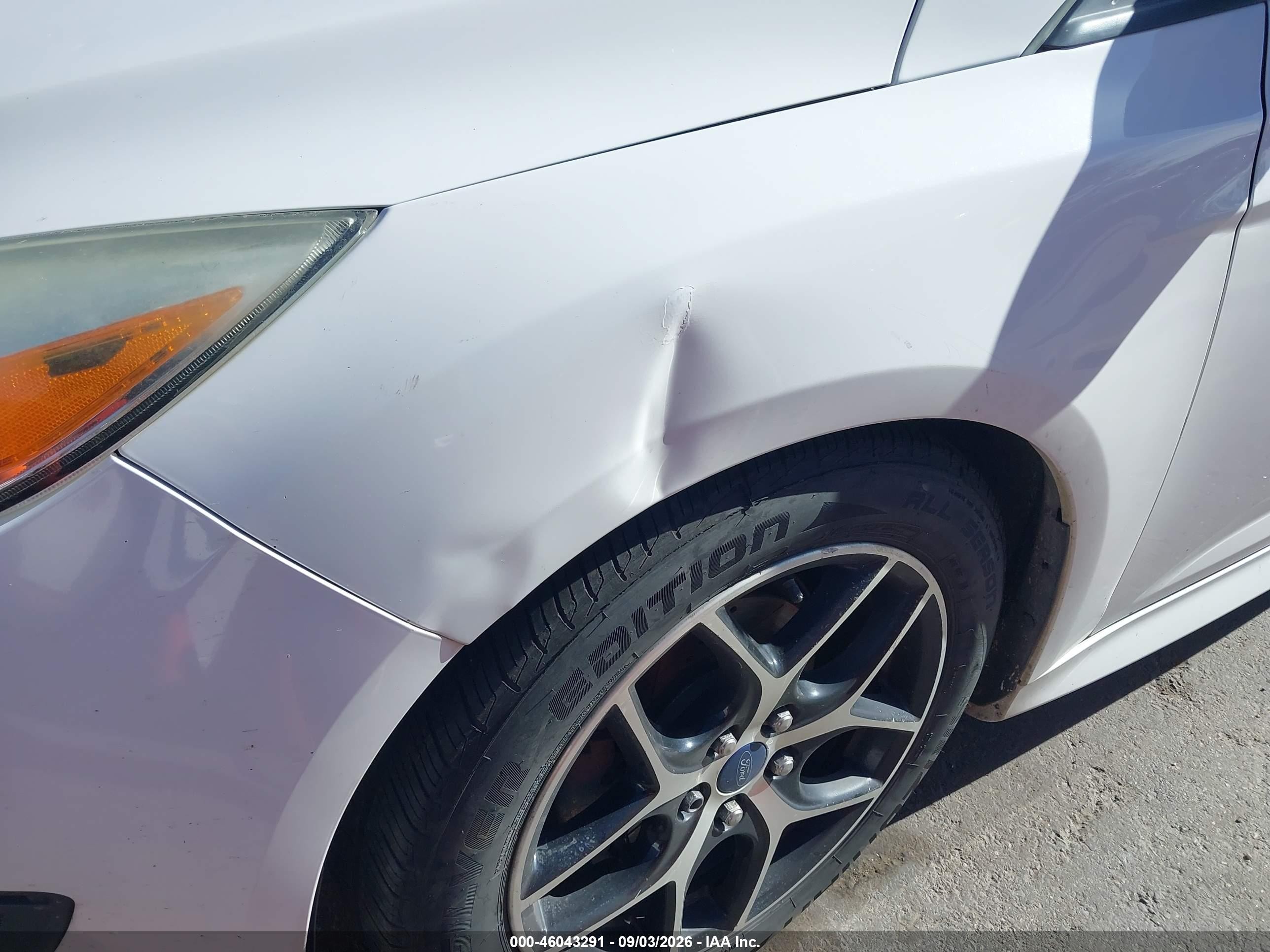 2015 Ford Focus Se White vin: 1FADP3K25FL230479
