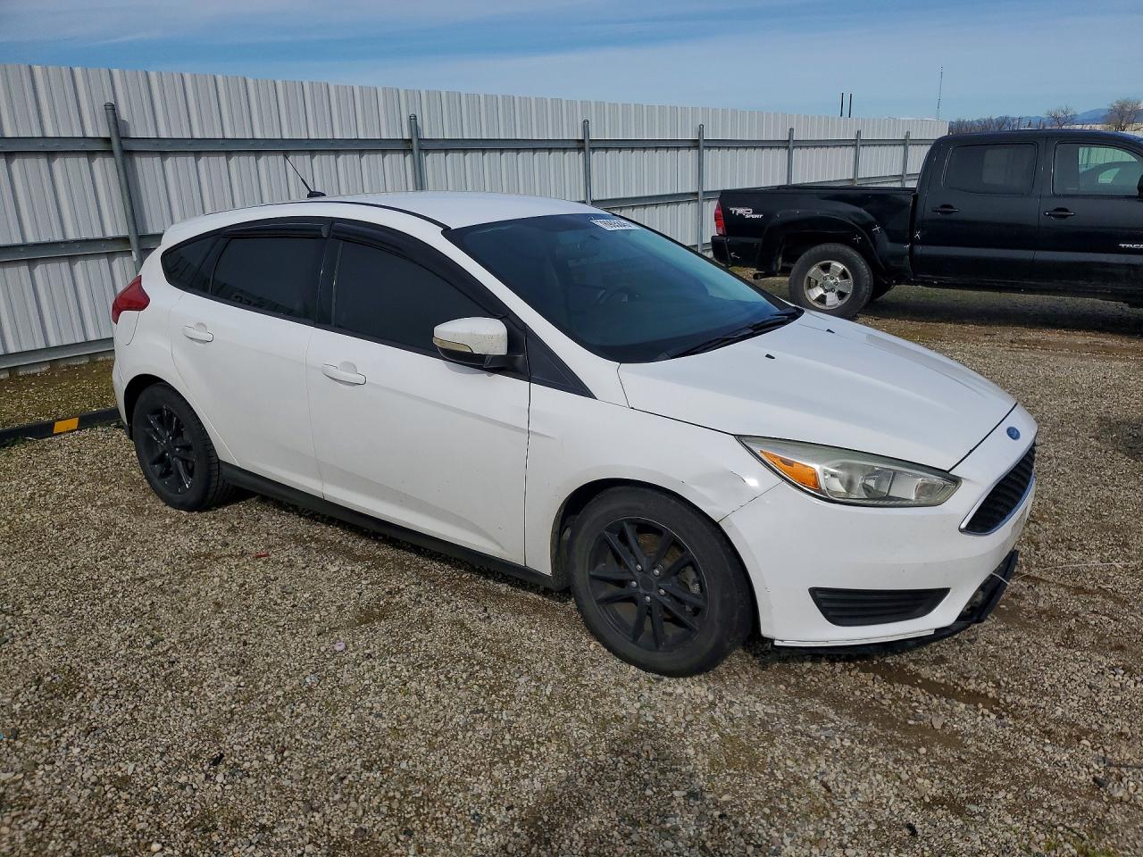 2015 Ford Focus Se White vin: 1FADP3K25FL263398